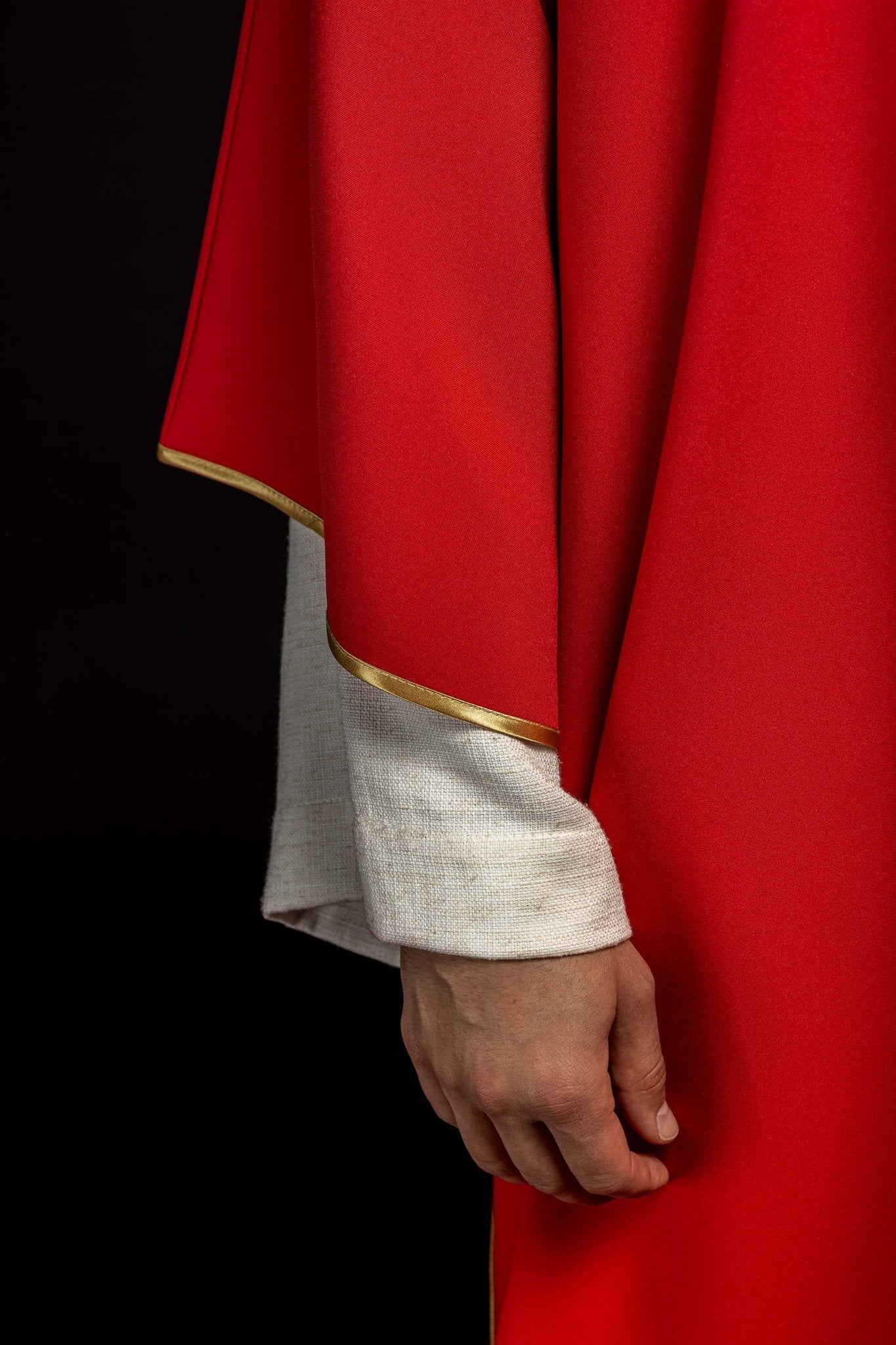 Dalmatique rouge avec broderie dorée de la croix Pax KDL/026/02/12/D CZERWONY DALMATYK - CHASUBLES.FR