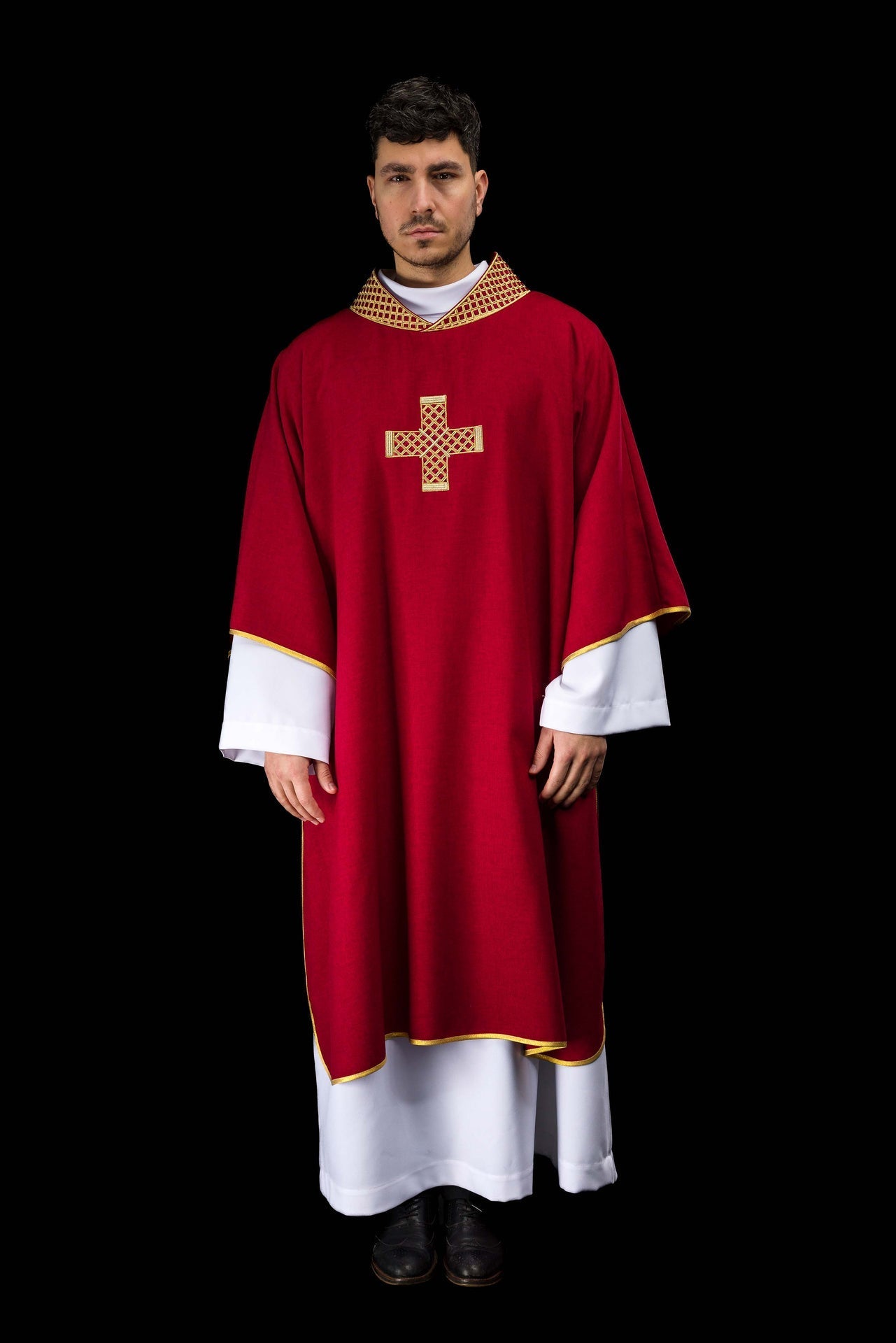 Dalmatique rouge avec croix brodées et col S-1070-02-70-D DALMATYK - CHASUBLES.FR