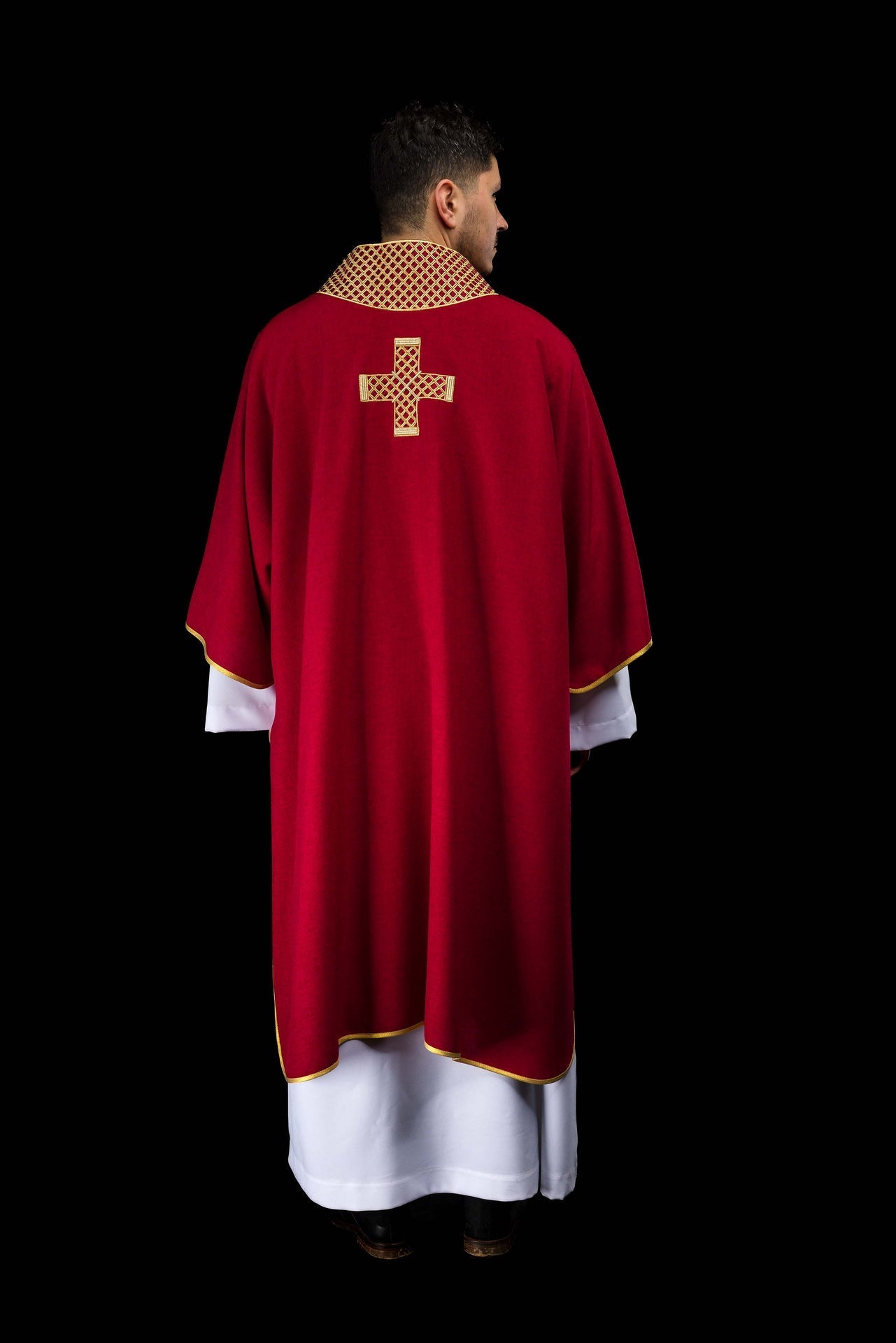 Dalmatique rouge avec croix brodées et col S-1070-02-70-D DALMATYK - CHASUBLES.FR