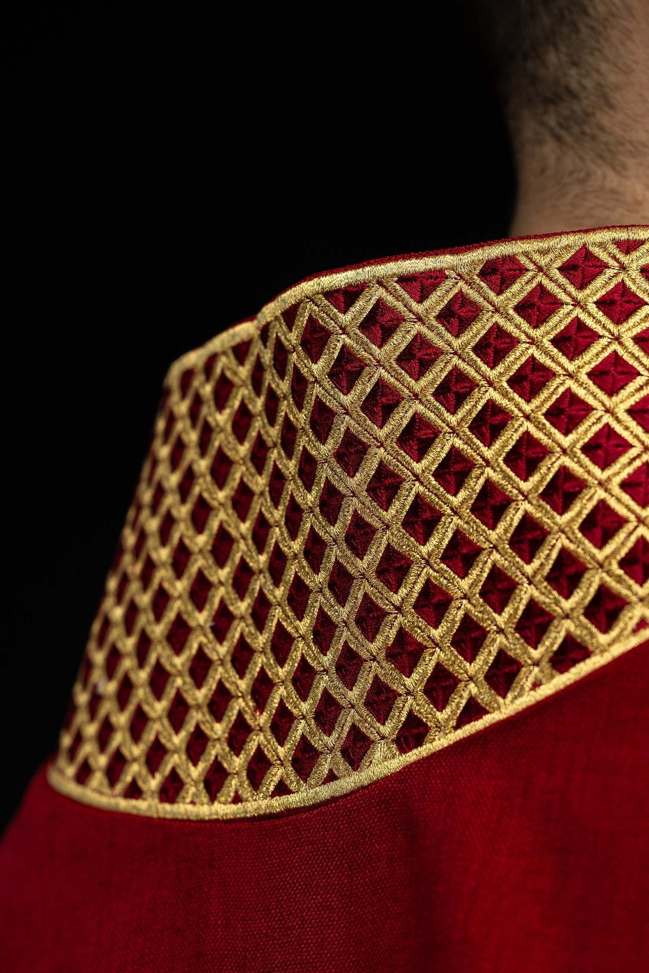 Dalmatique rouge avec croix brodées et col S-1070-02-70-D DALMATYK - CHASUBLES.FR