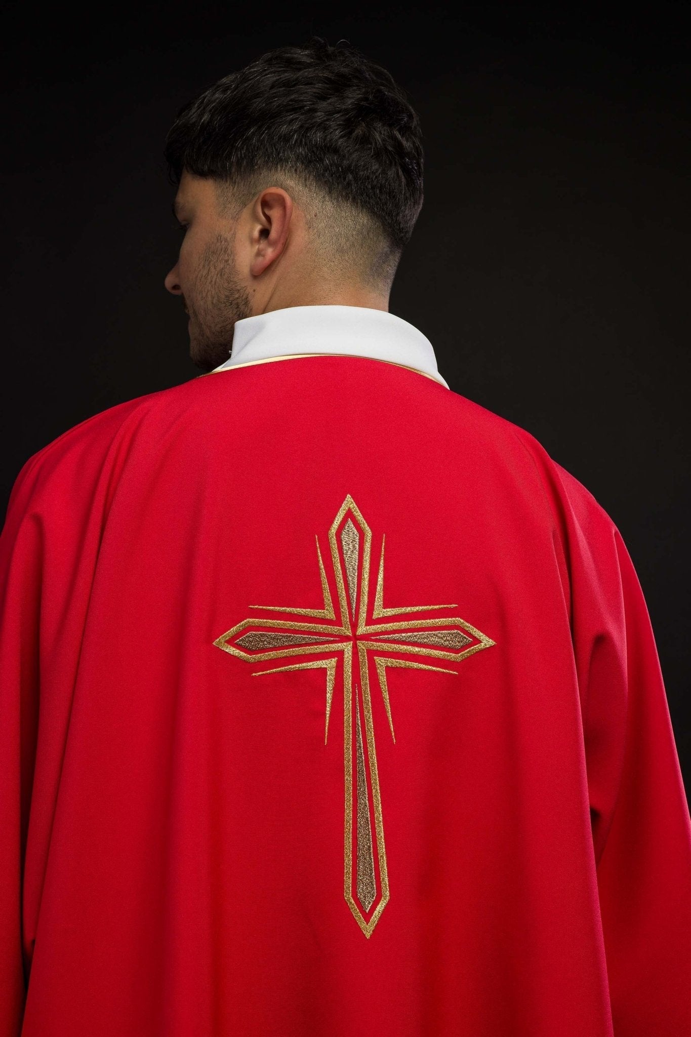 Dalmatique rouge avec croix dorée brodée KDL/037/02/12/D - CHASUBLES.FR
