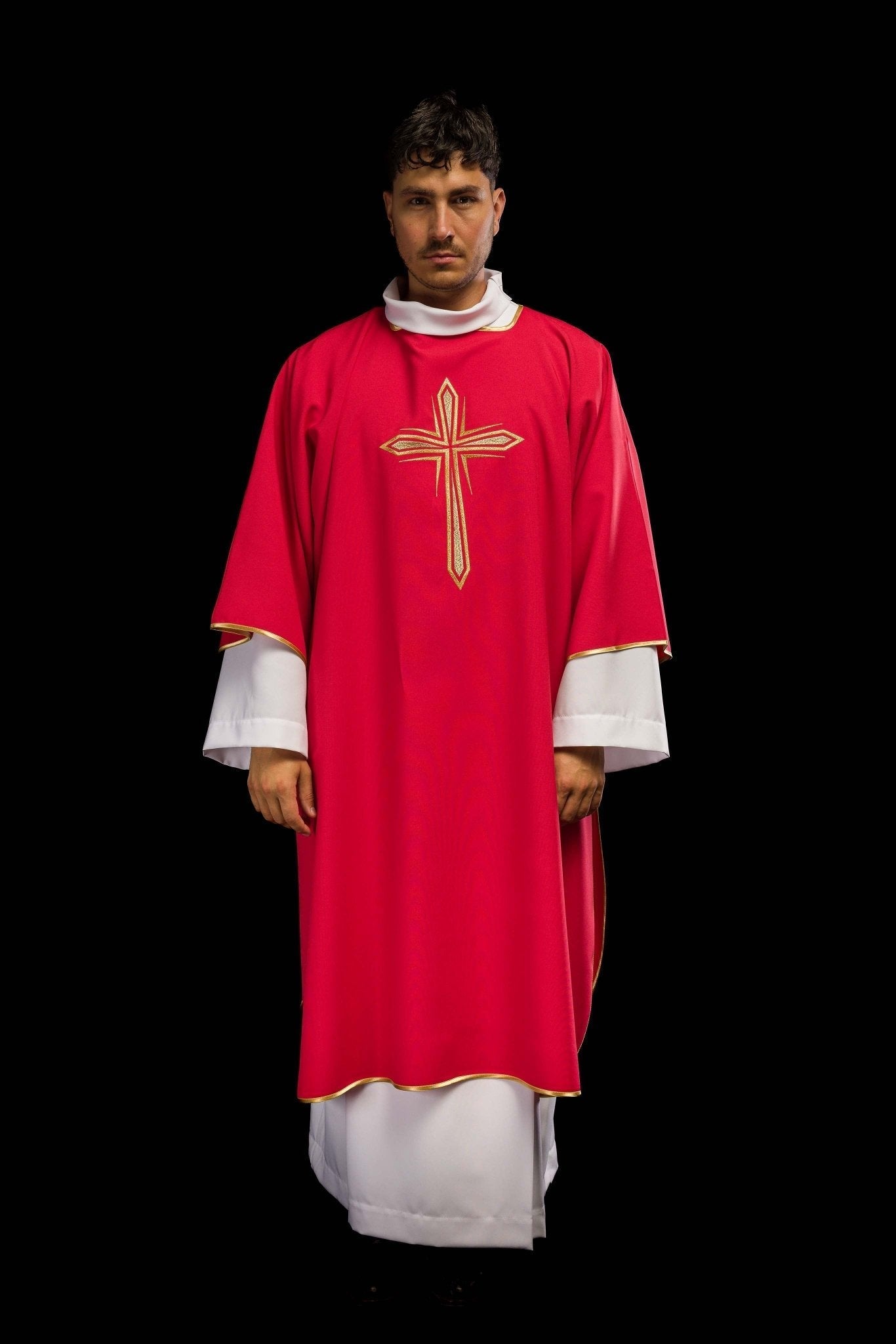 Dalmatique rouge avec croix dorée brodée KDL/037/02/12/D - CHASUBLES.FR