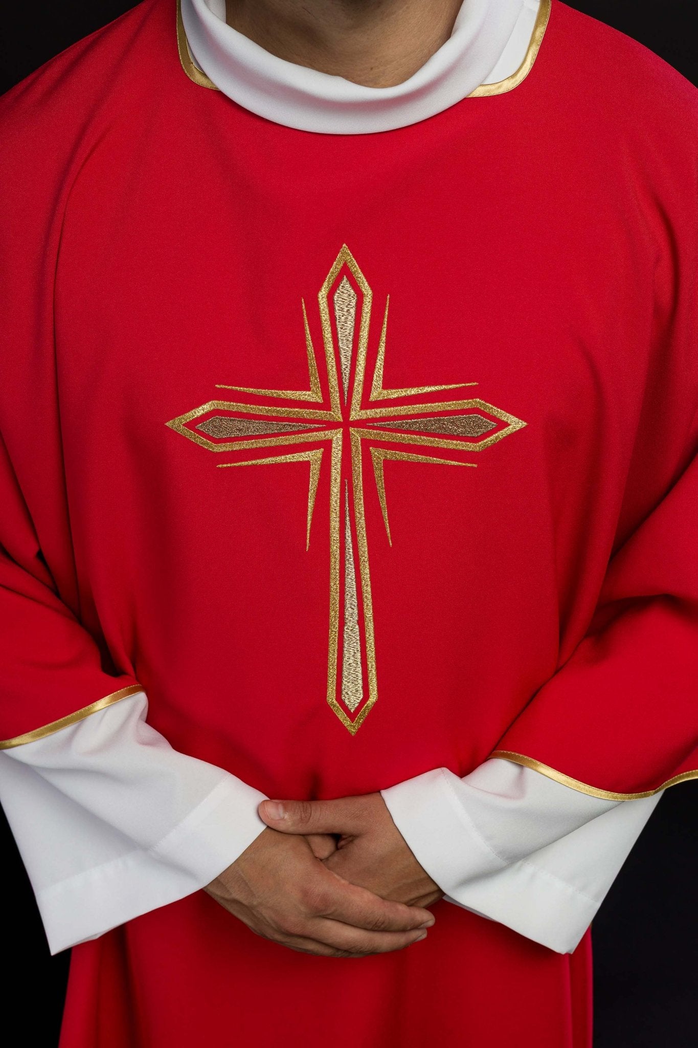 Dalmatique rouge avec croix dorée brodée KDL/037/02/12/D - CHASUBLES.FR