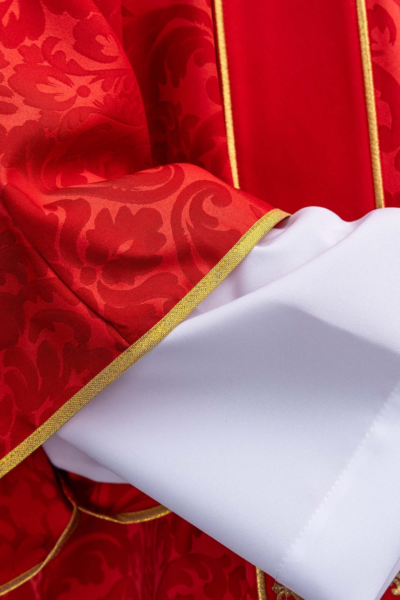 Dalmatique rouge en jacquard avec bandes et croix dorées brodées KDL/284/02/81/B - CHASUBLES.FR