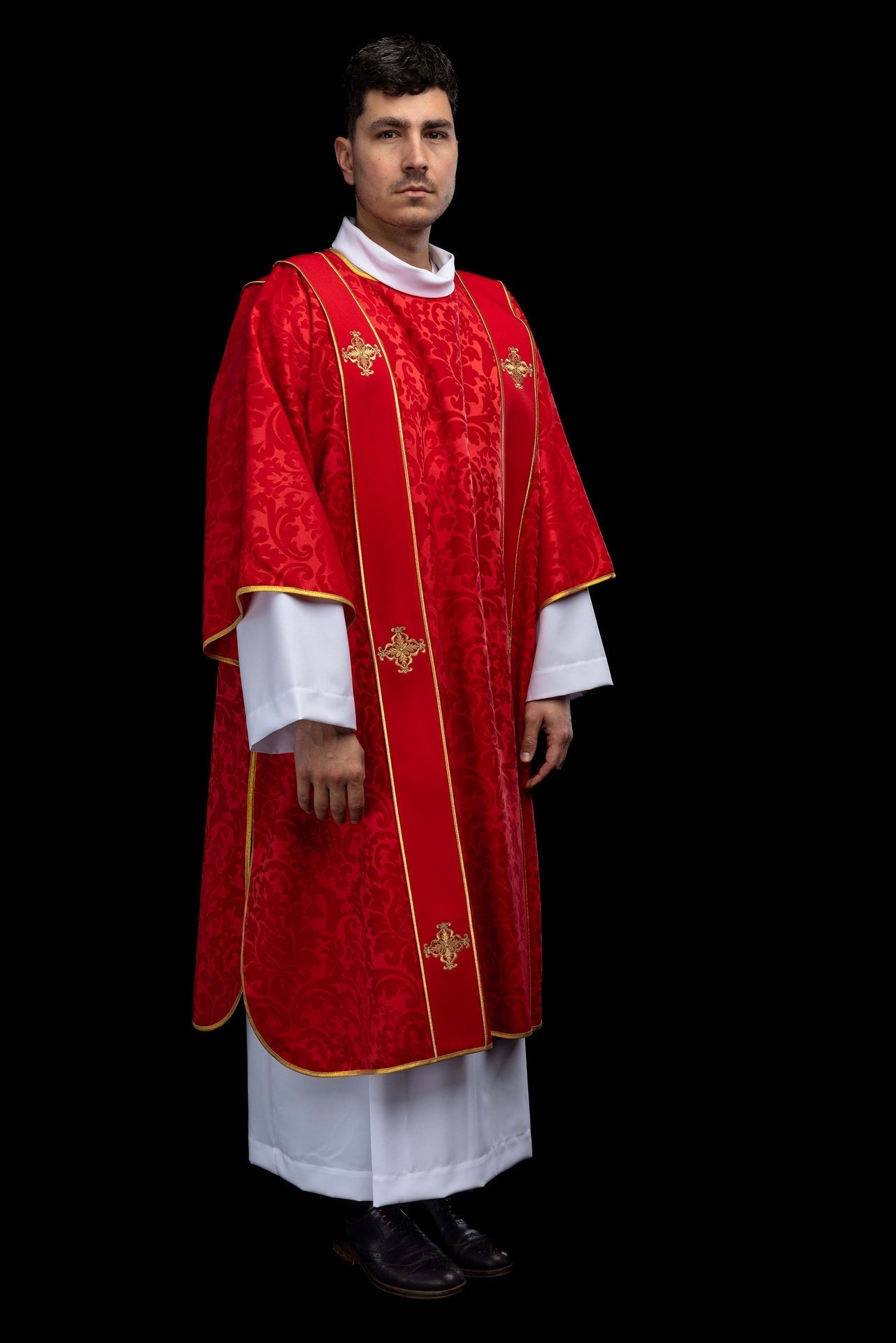 Dalmatique rouge en jacquard avec bandes et croix dorées brodées KDL/284/02/81/B - CHASUBLES.FR