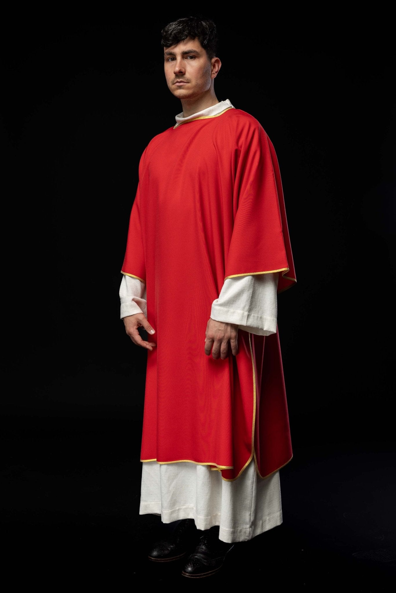 Dalmatique unie avec un galon doré, de couleur rouge KDL/1002/02/12/D - CHASUBLES.FR