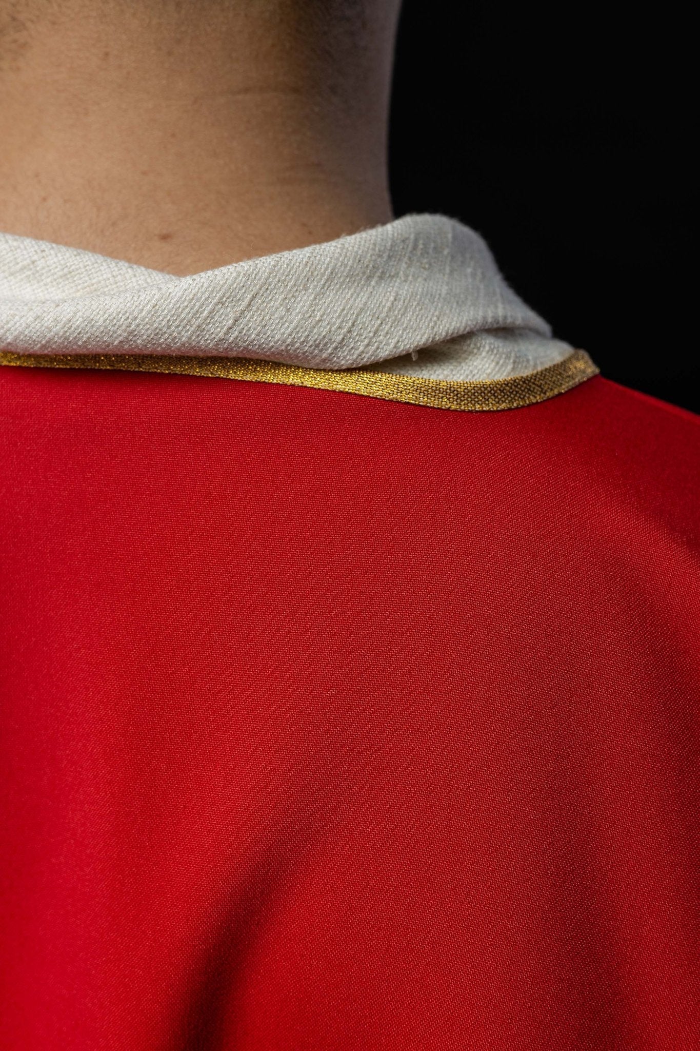 Dalmatique unie avec un galon doré, de couleur rouge KDL/1002/02/12/D - CHASUBLES.FR