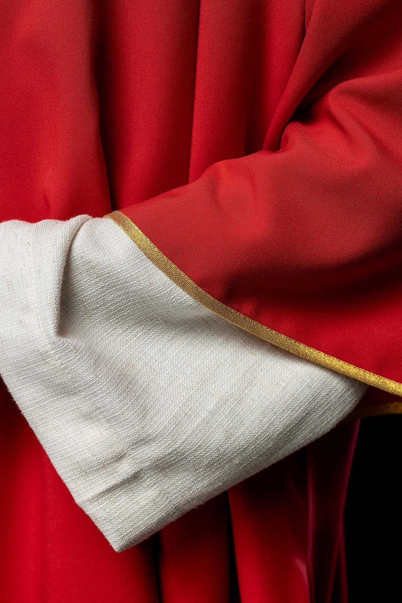 Dalmatique unie avec un galon doré, de couleur rouge KDL/1002/02/12/D - CHASUBLES.FR
