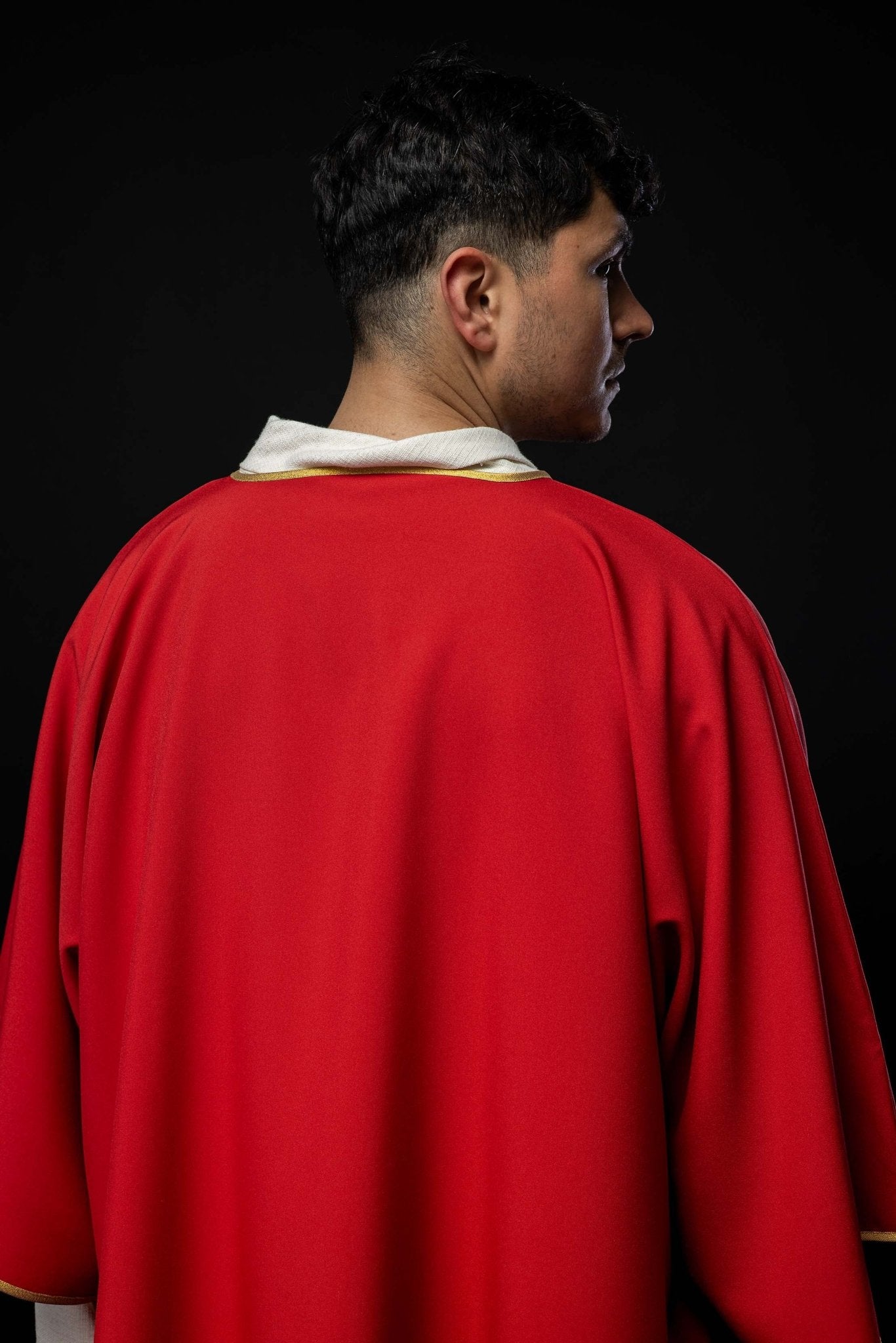 Dalmatique unie avec un galon doré, de couleur rouge KDL/1002/02/12/D - CHASUBLES.FR