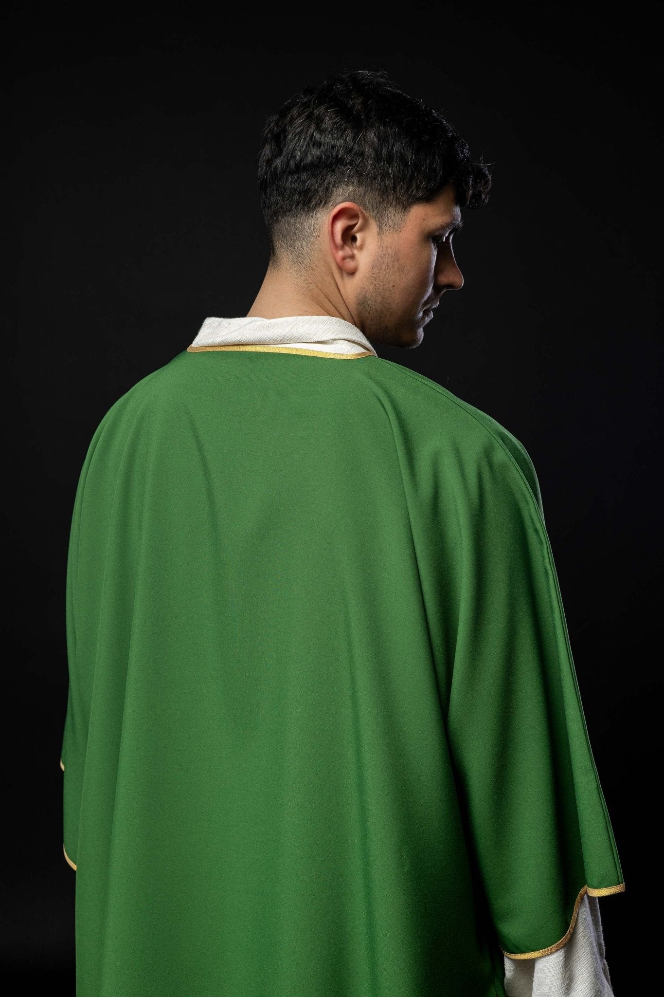 Dalmatique unie avec un galon doré, de couleur verte KDL/1002/01/12/D - CHASUBLES.FR