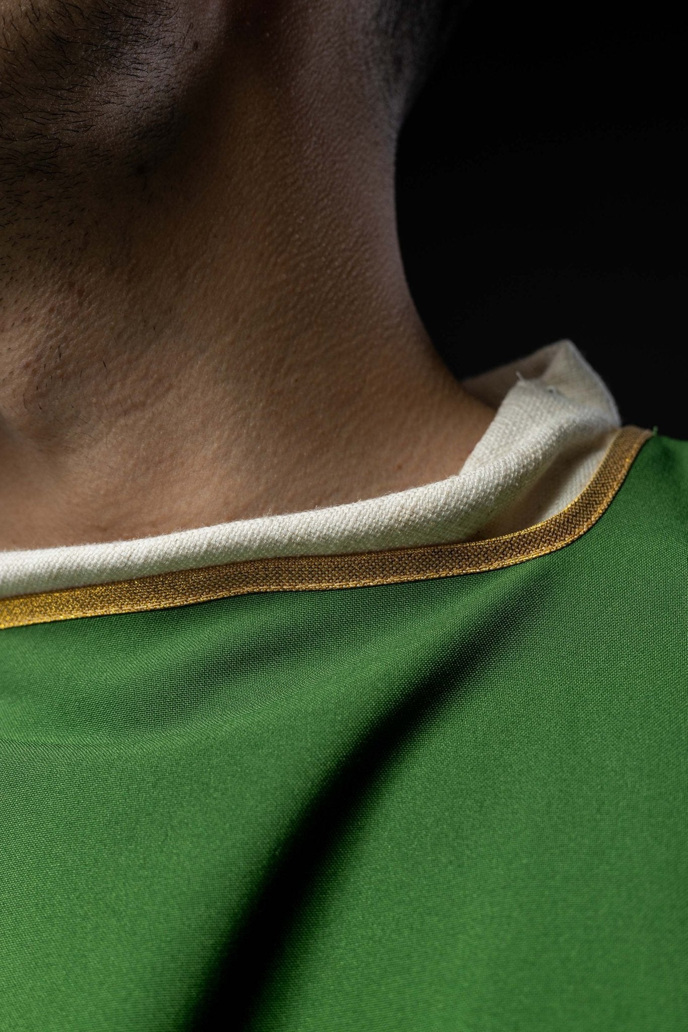 Dalmatique unie avec un galon doré, de couleur verte KDL/1002/01/12/D - CHASUBLES.FR