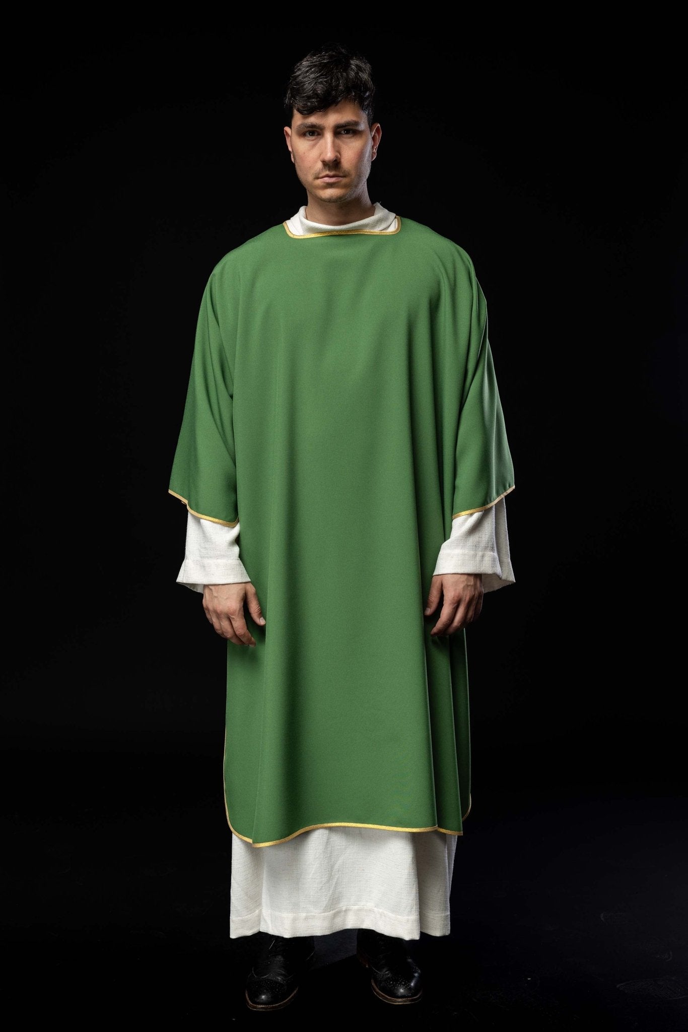 Dalmatique unie avec un galon doré, de couleur verte KDL/1002/01/12/D - CHASUBLES.FR