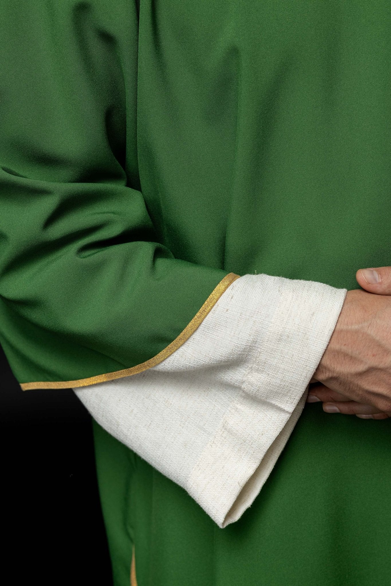 Dalmatique unie avec un galon doré, de couleur verte KDL/1002/01/12/D - CHASUBLES.FR