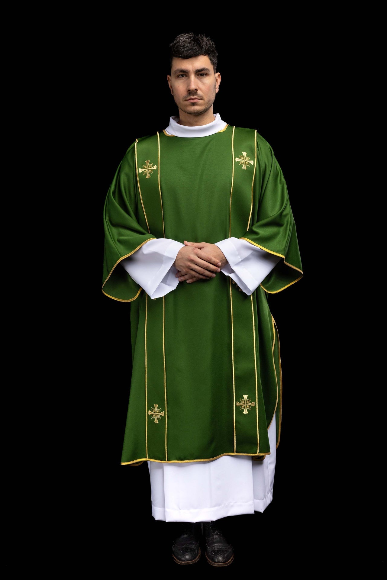 Dalmatique verte avec bandes et croix dorées brodées KDL/285/01/53/B - CHASUBLES.FR