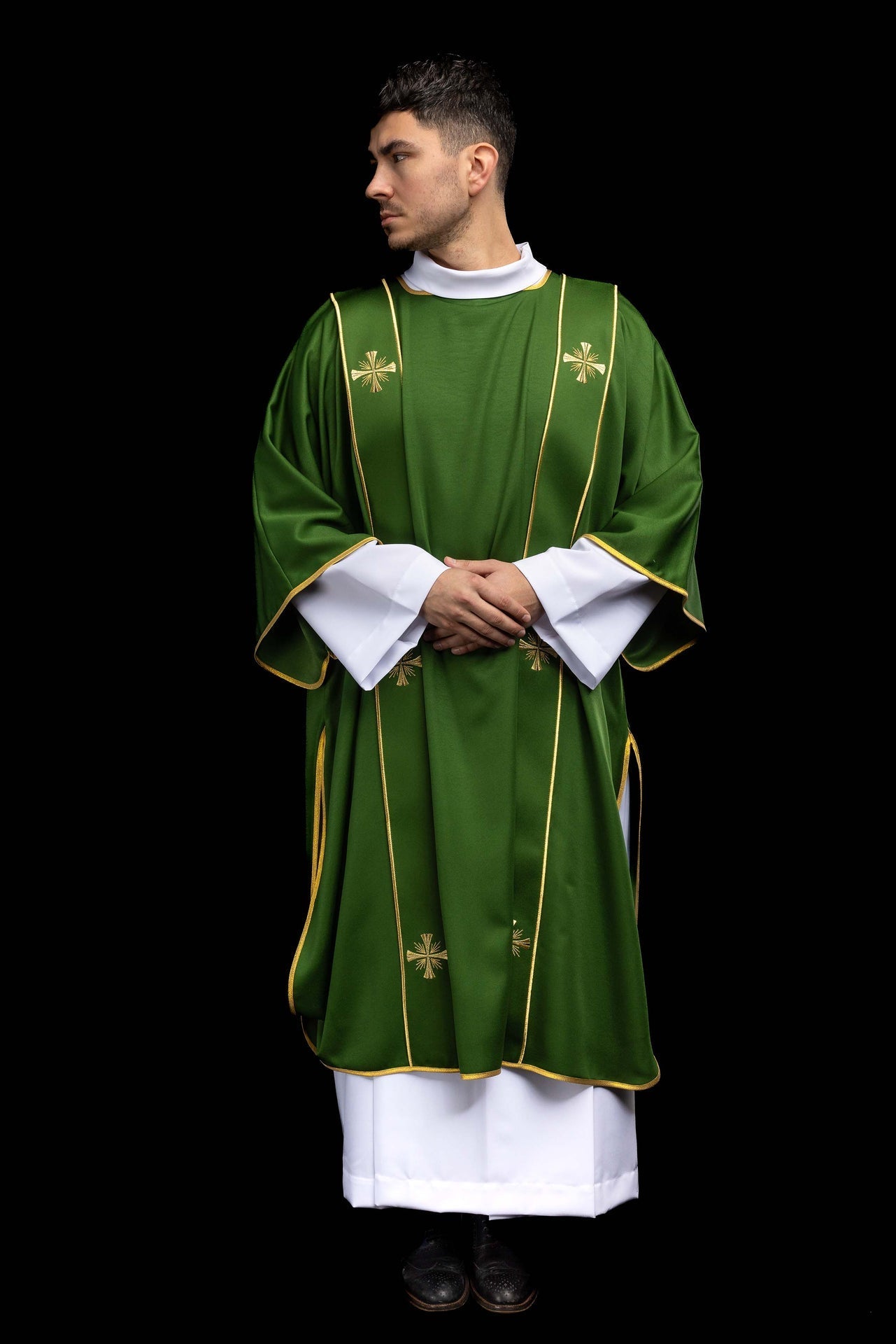Dalmatique verte avec bandes et croix dorées brodées KDL/285/01/53/B - CHASUBLES.FR