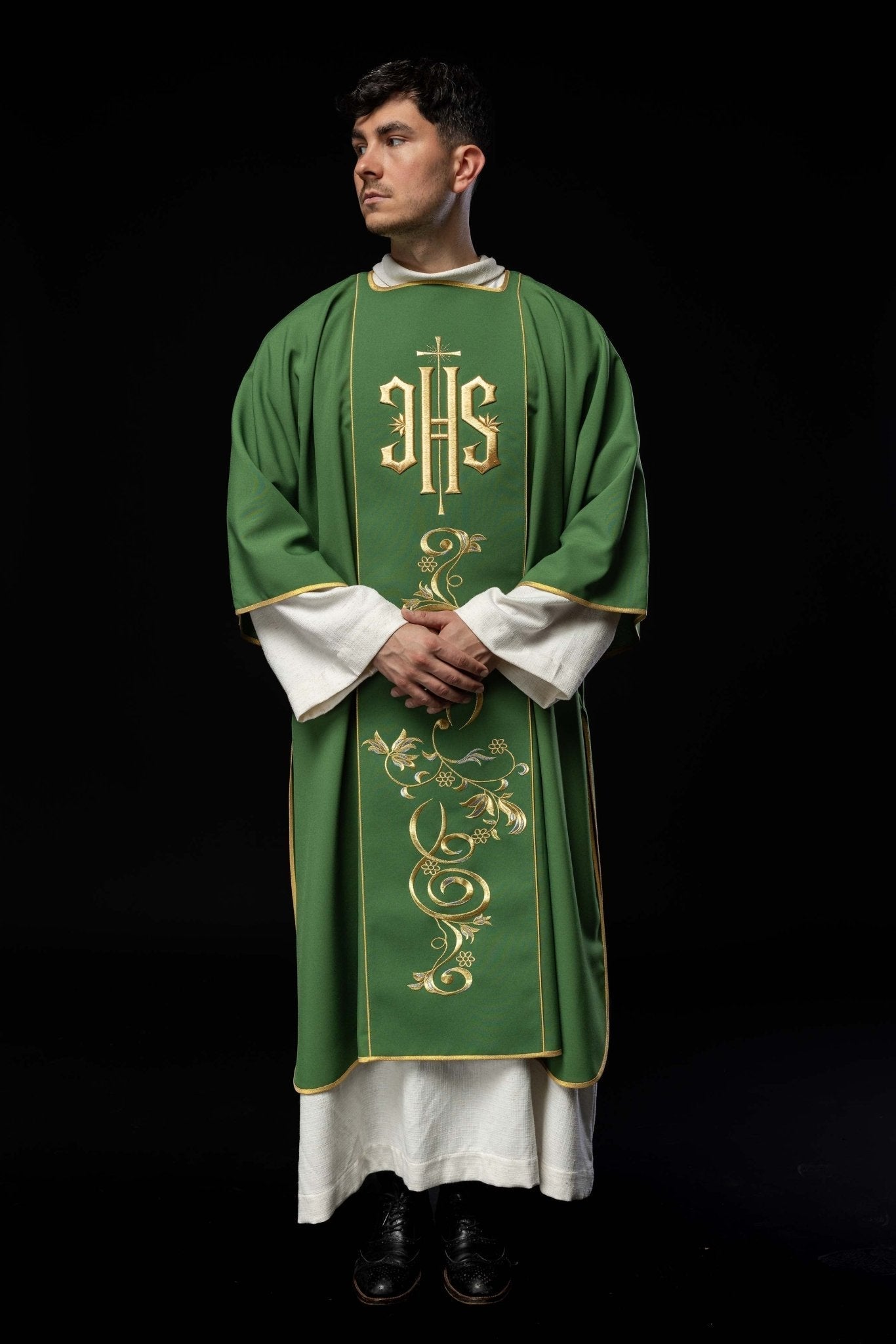Dalmatique verte avec une bande brodée du symbole IHS KDL/031/01/01/A ZIELONY DALMATYK - CHASUBLES.FR
