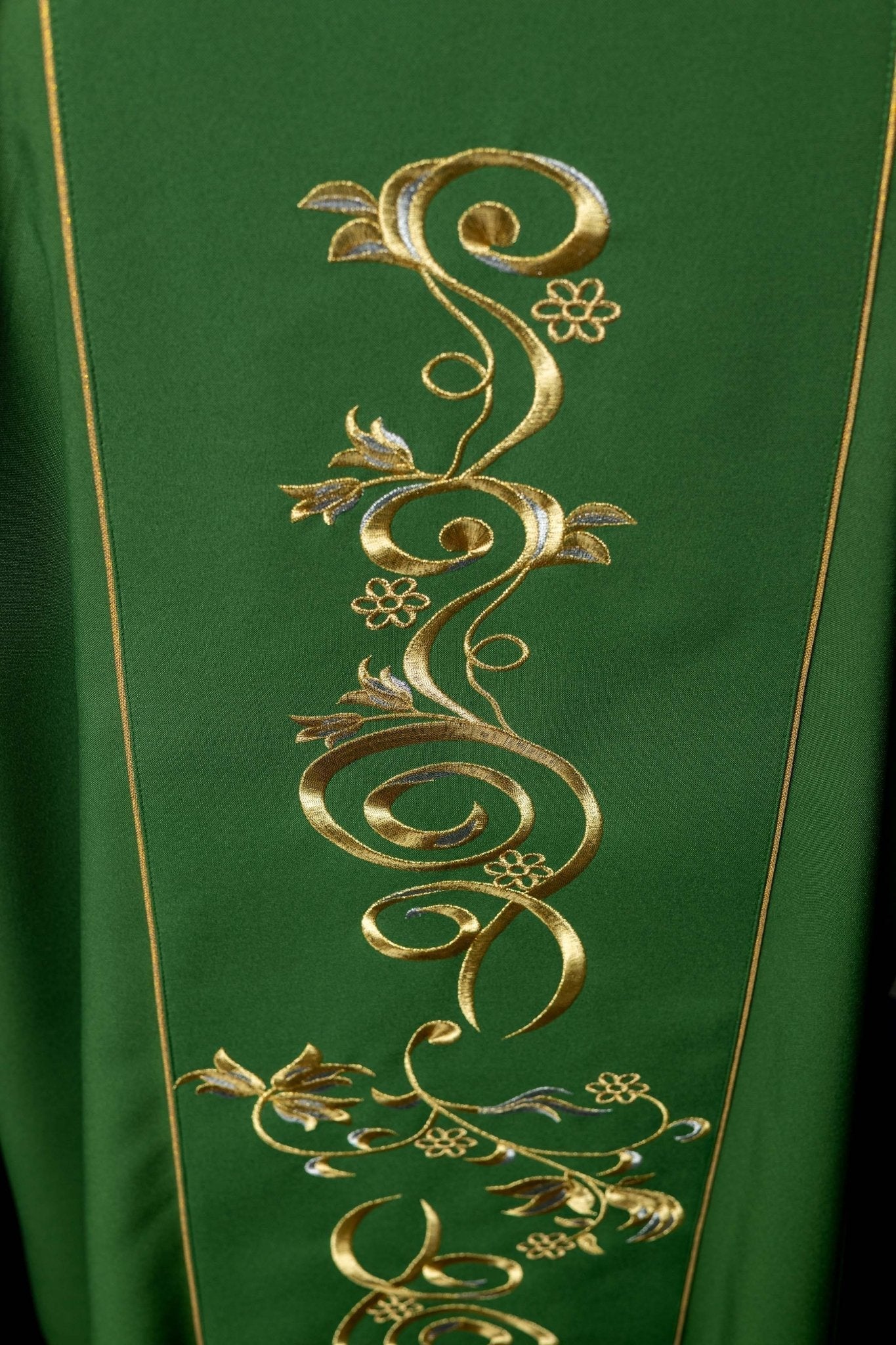 Dalmatique verte avec une bande brodée du symbole IHS KDL/031/01/01/A ZIELONY DALMATYK - CHASUBLES.FR