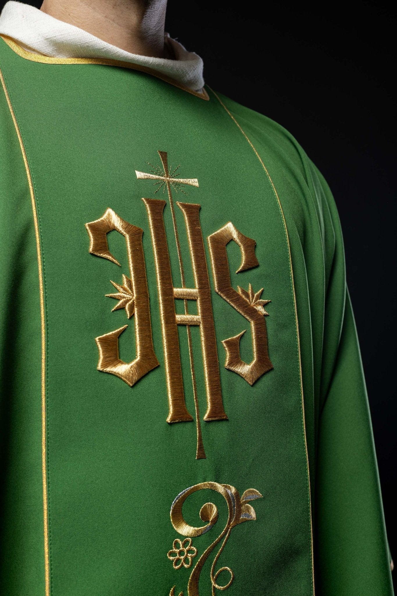 Dalmatique verte avec une bande brodée du symbole IHS KDL/031/01/01/A ZIELONY DALMATYK - CHASUBLES.FR