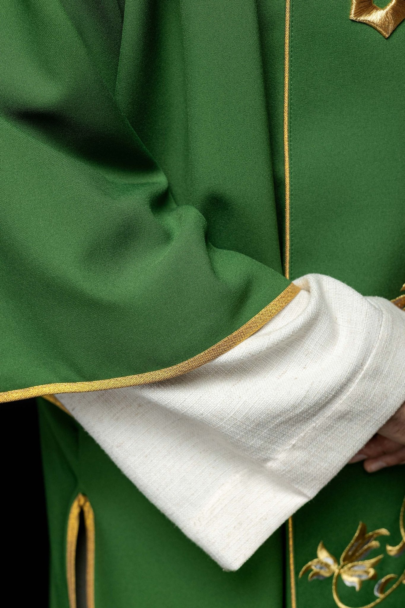 Dalmatique verte avec une bande brodée du symbole IHS KDL/031/01/01/A ZIELONY DALMATYK - CHASUBLES.FR