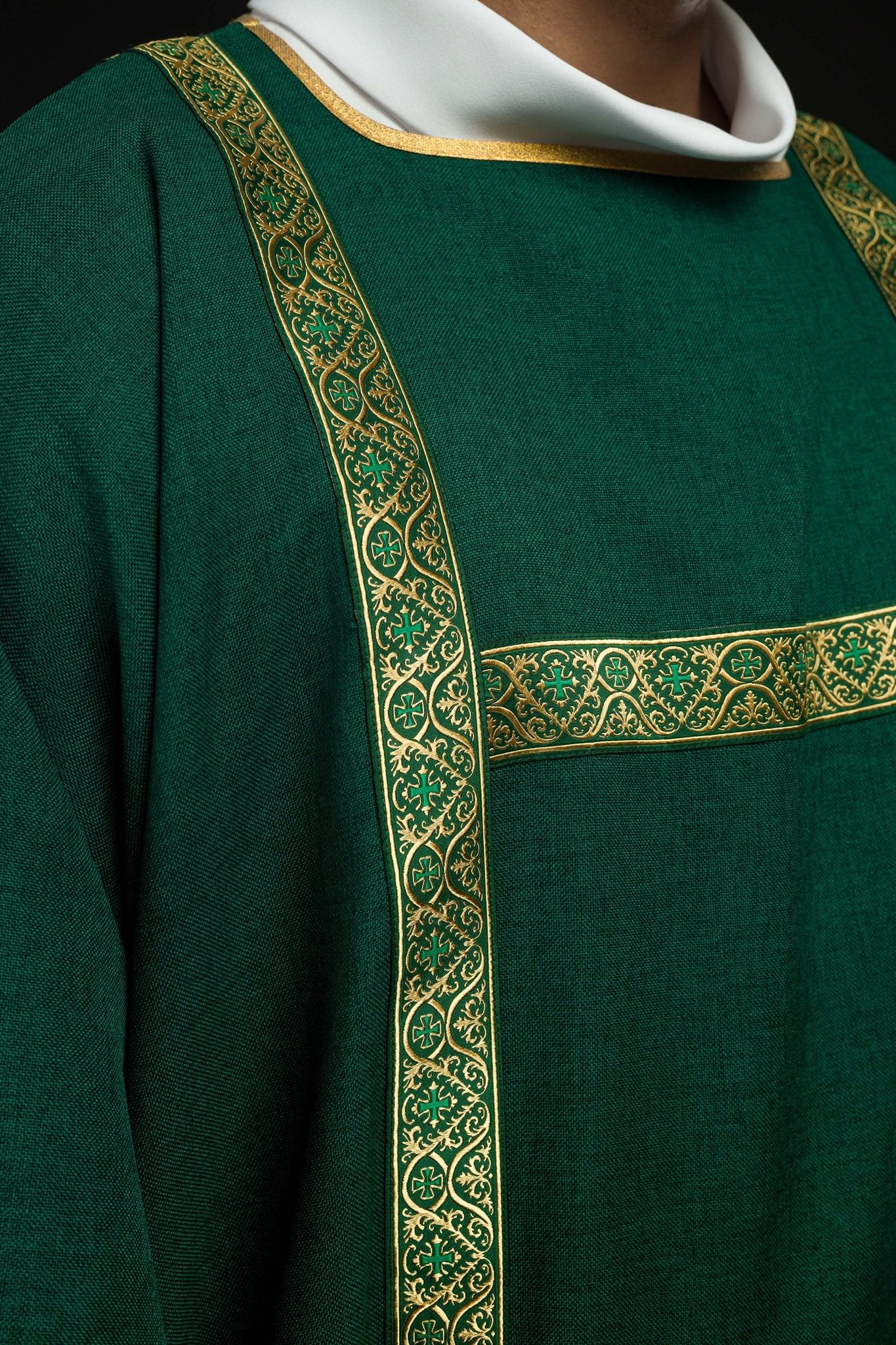 Dalmatique verte décorée de rubans jacquard dorés KDL/395/01/70/B - CHASUBLES.FR