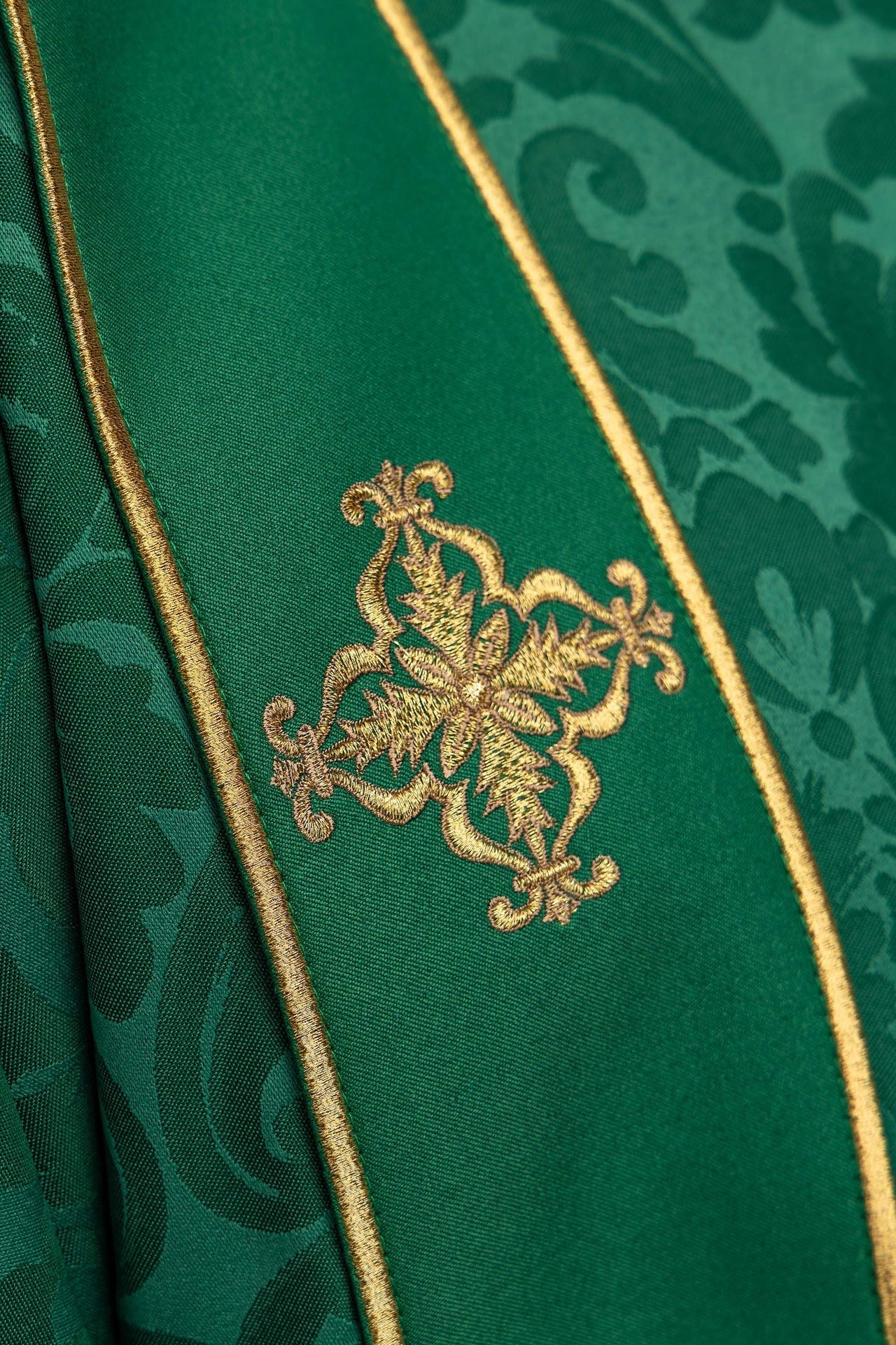 Dalmatique verte en jacquard avec bandes et croix dorées brodées KDL/284/01/81/B - CHASUBLES.FR