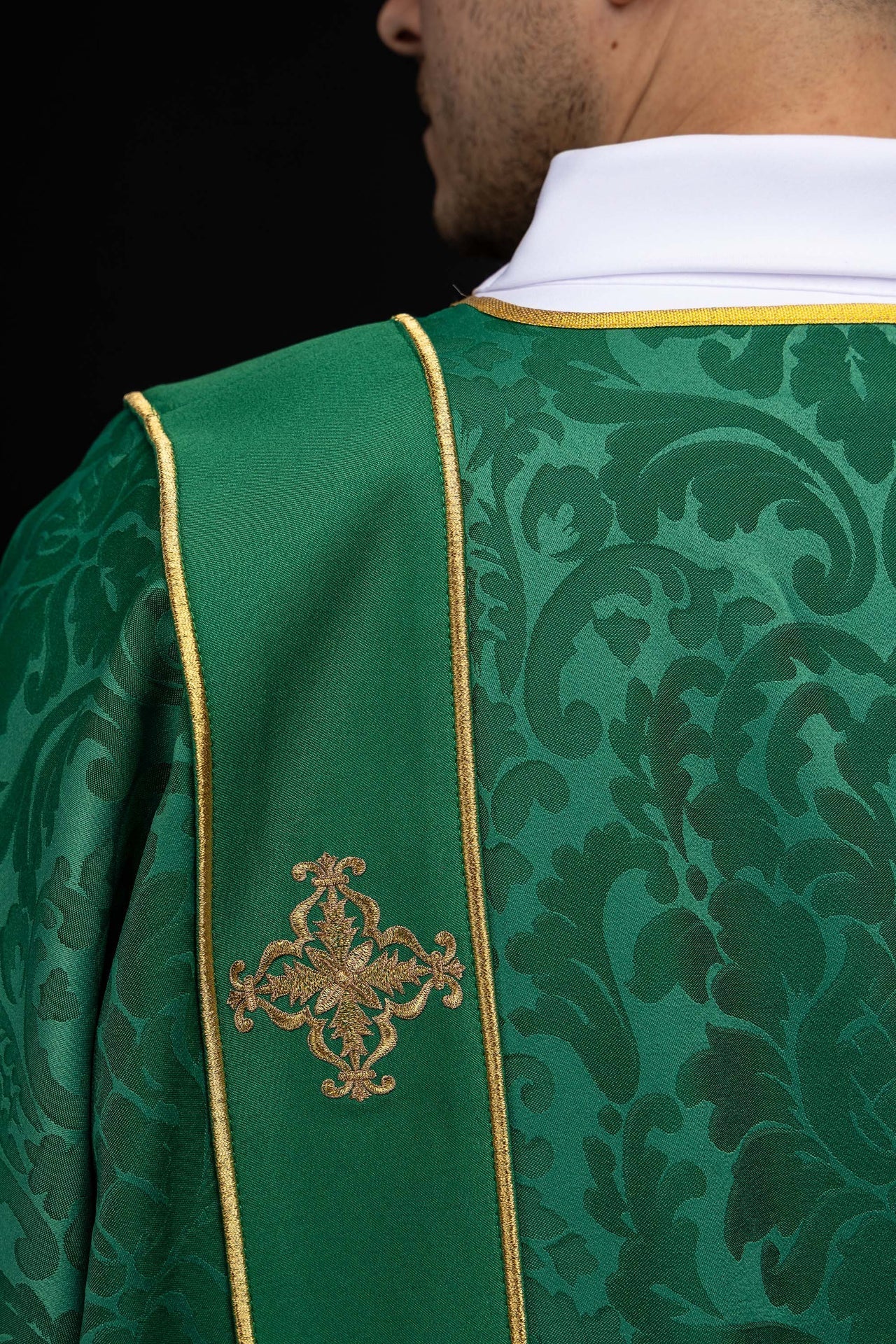 Dalmatique verte en jacquard avec bandes et croix dorées brodées KDL/284/01/81/B - CHASUBLES.FR