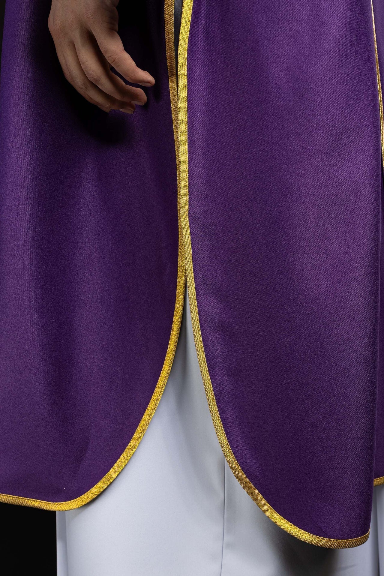 Dalmatique violette avec bandes et croix dorées brodées KDL/285/03/53/B - CHASUBLES.FR