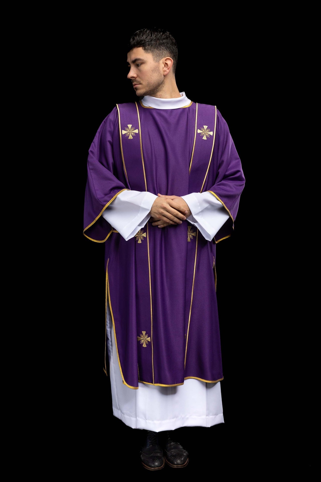 Dalmatique violette avec bandes et croix dorées brodées KDL/285/03/53/B - CHASUBLES.FR