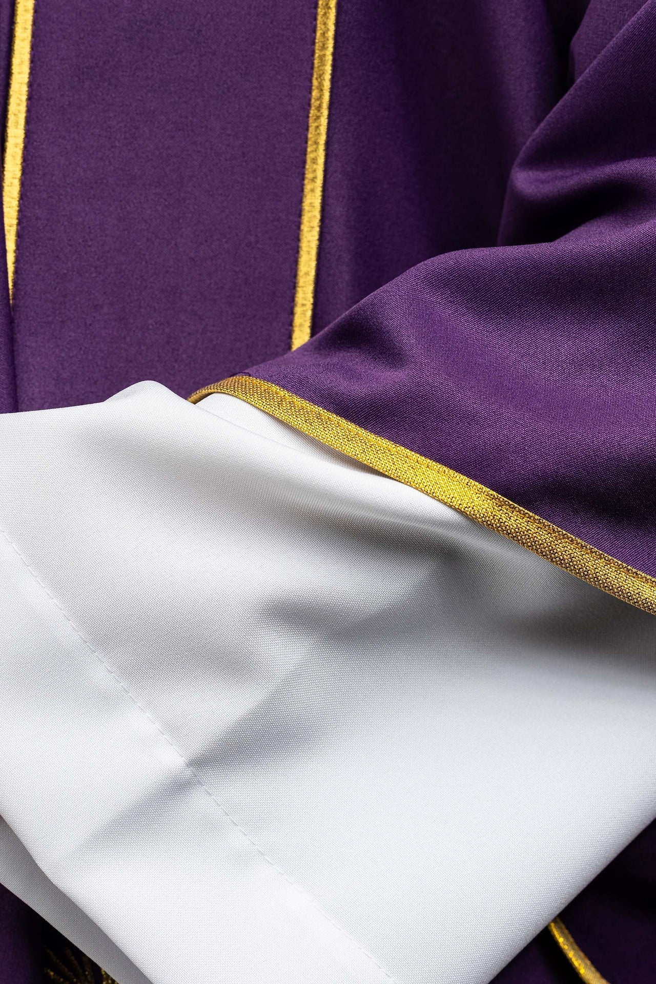 Dalmatique violette avec bandes et croix dorées brodées KDL/285/03/53/B - CHASUBLES.FR