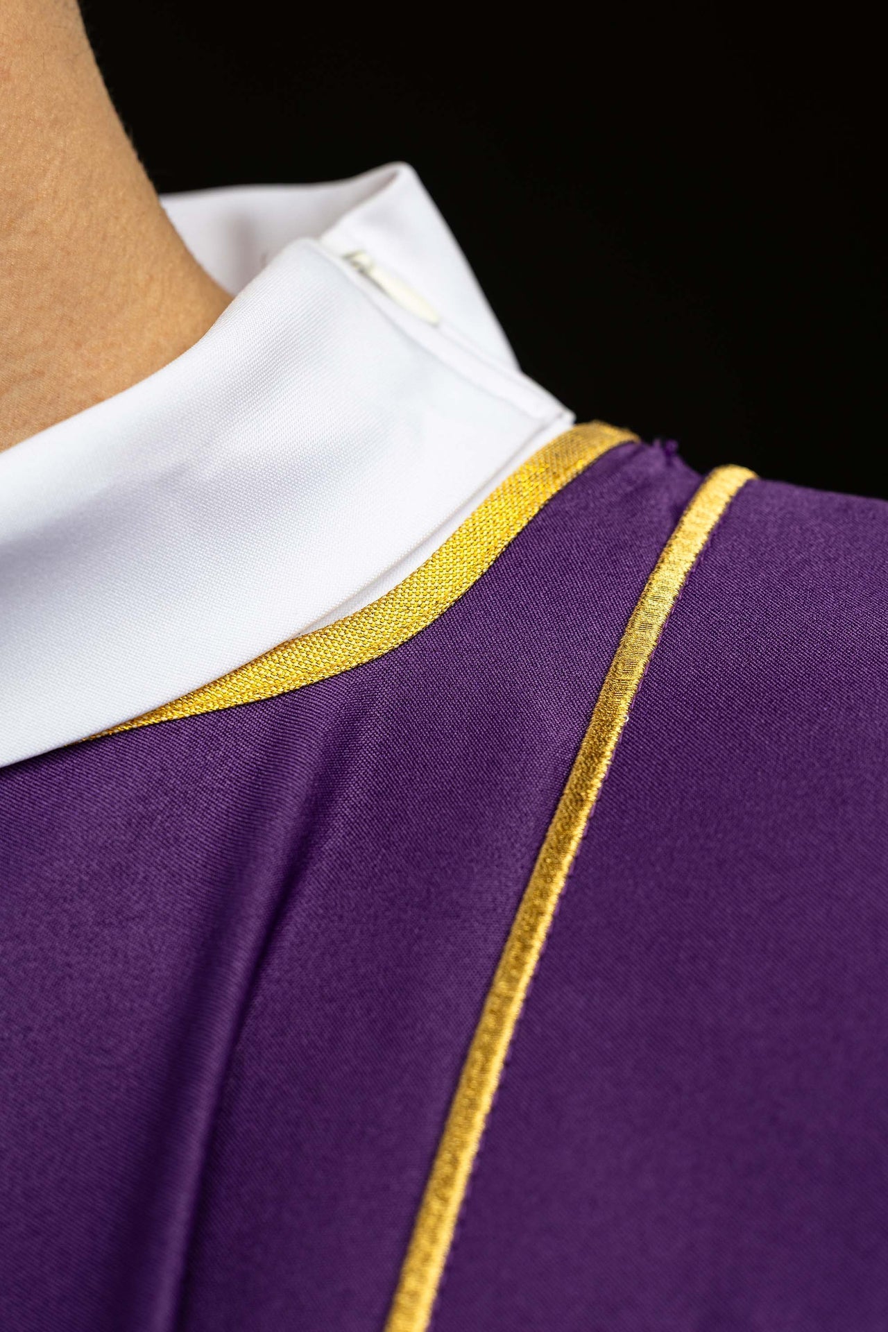 Dalmatique violette avec bandes et croix dorées brodées KDL/285/03/53/B - CHASUBLES.FR