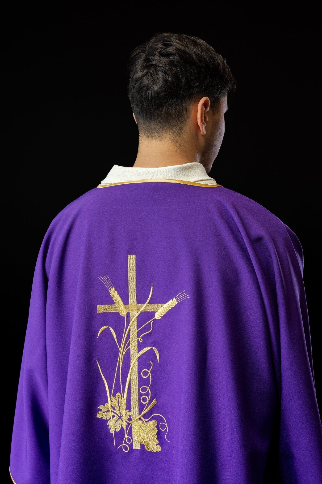 Dalmatique violette avec broderie de la croix Pax en or KDL/026/03/12/D FIOLET DALMATYK - CHASUBLES.FR