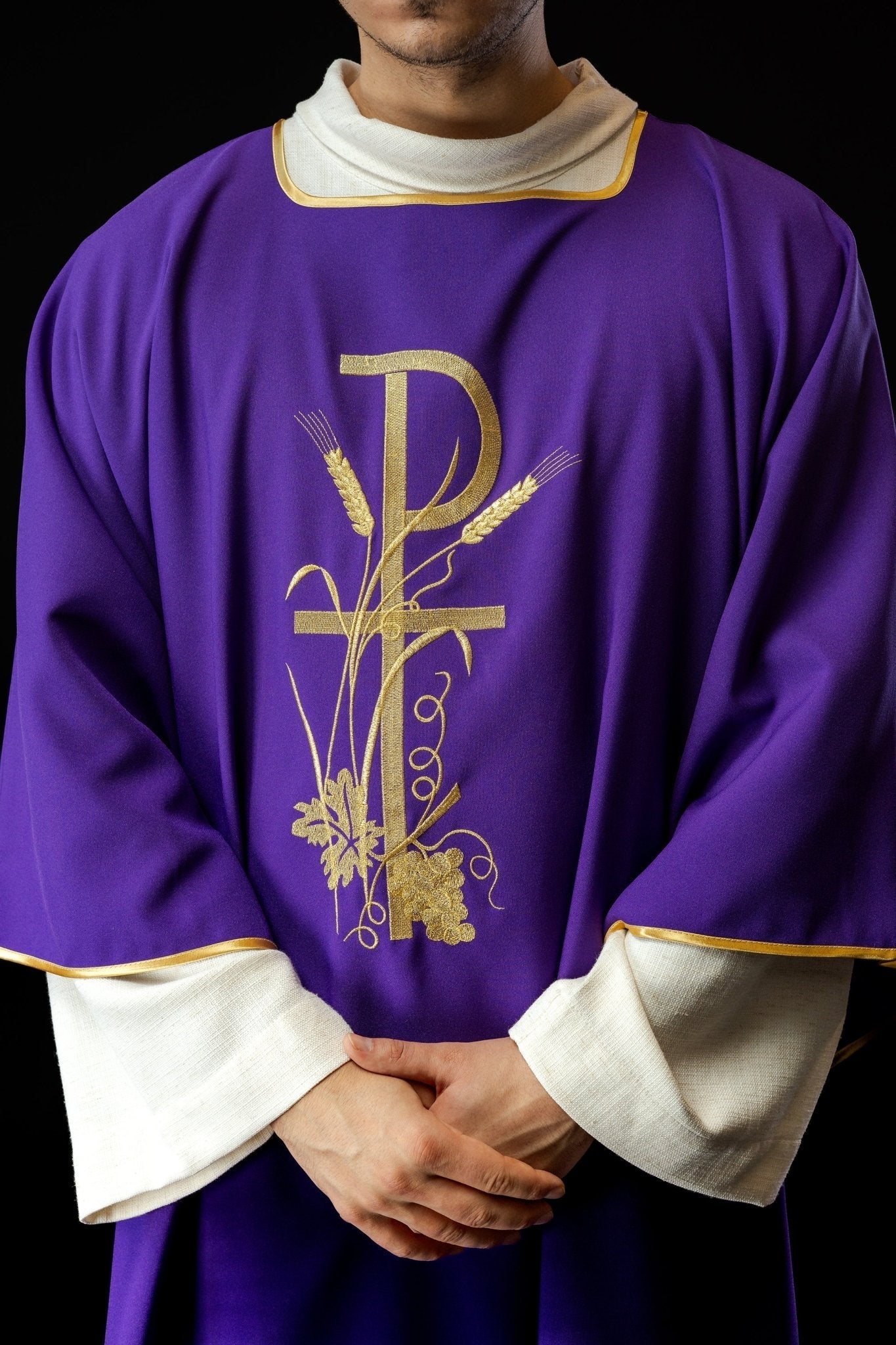 Dalmatique violette avec broderie de la croix Pax en or KDL/026/03/12/D FIOLET DALMATYK - CHASUBLES.FR