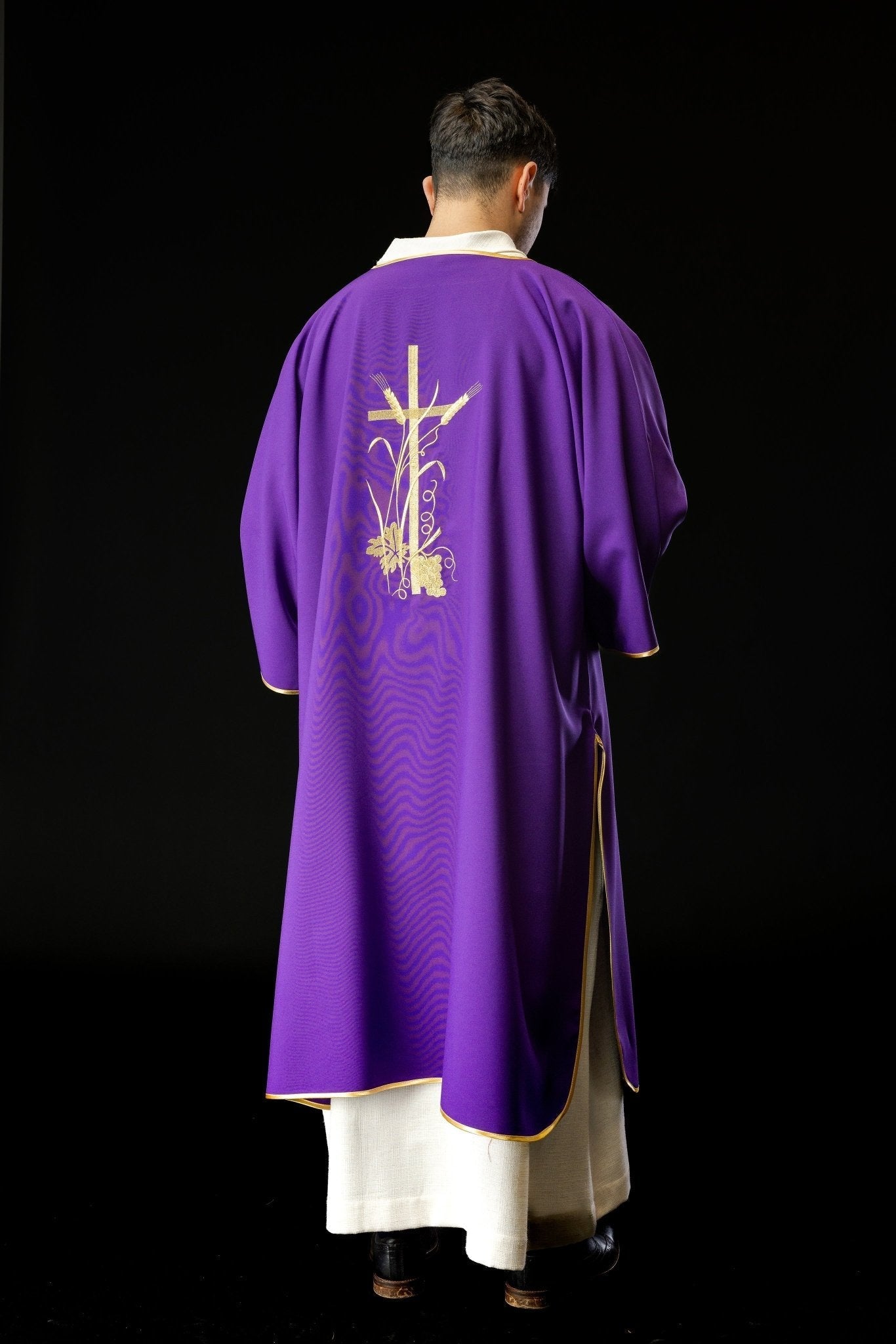 Dalmatique violette avec broderie de la croix Pax en or KDL/026/03/12/D FIOLET DALMATYK - CHASUBLES.FR