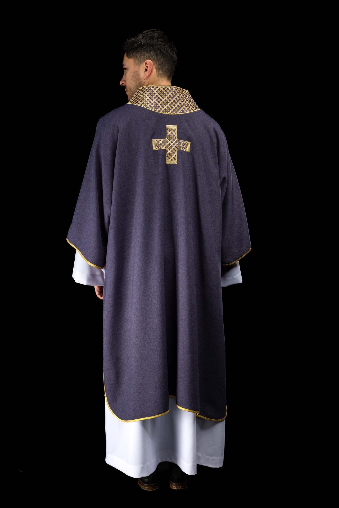 Dalmatique violette avec croix brodées et col S-1070-03-70-D DALMATYK - CHASUBLES.FR