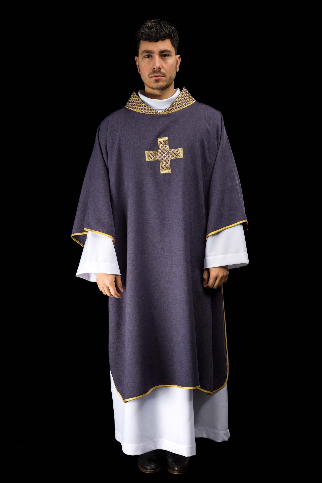 Dalmatique violette avec croix brodées et col S-1070-03-70-D DALMATYK - CHASUBLES.FR