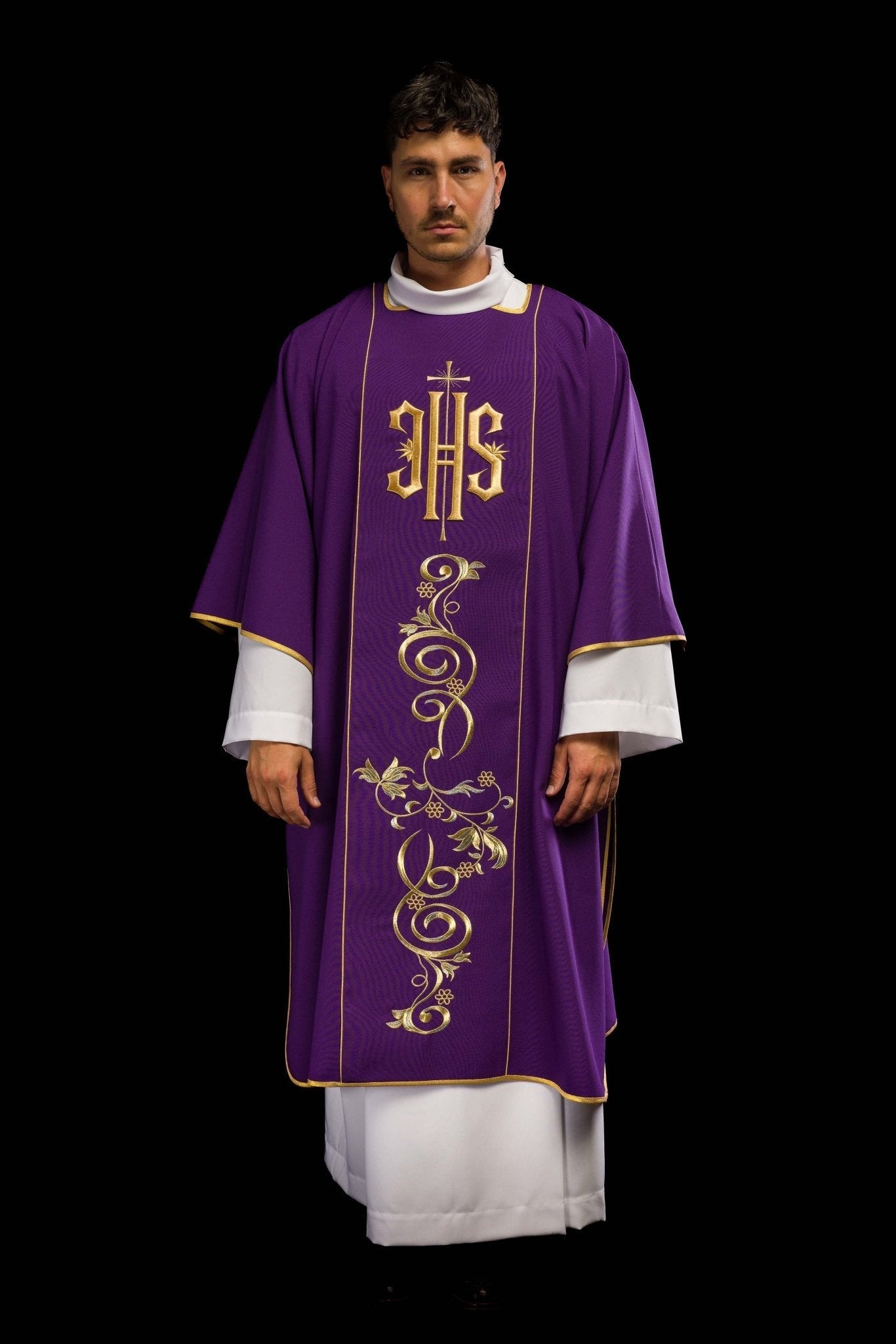 Dalmatique violette avec une bande brodée IHS KDL/031/03/01/A FIOLETOWY DALMATYK - CHASUBLES.FR