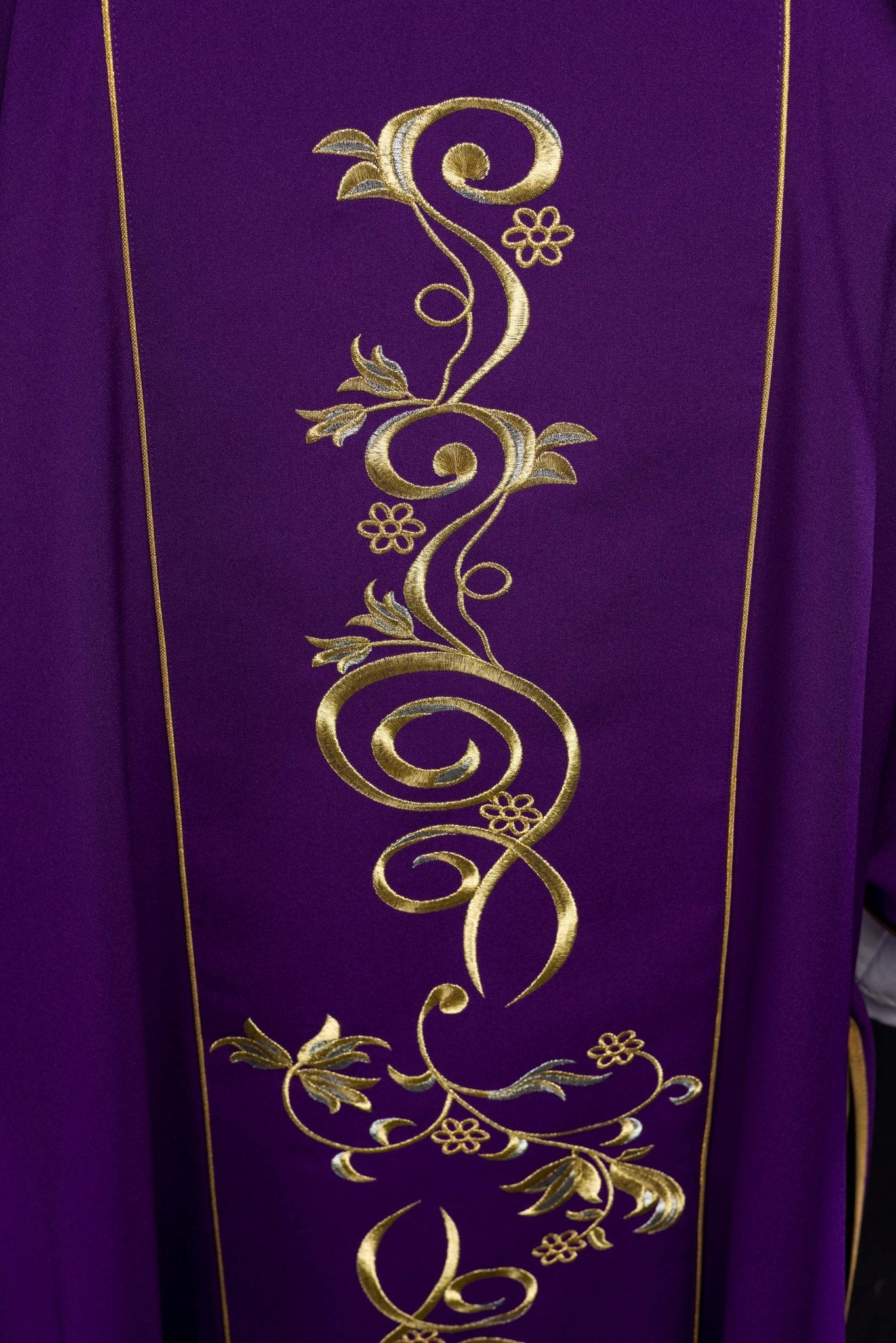 Dalmatique violette avec une bande brodée IHS KDL/031/03/01/A FIOLETOWY DALMATYK - CHASUBLES.FR