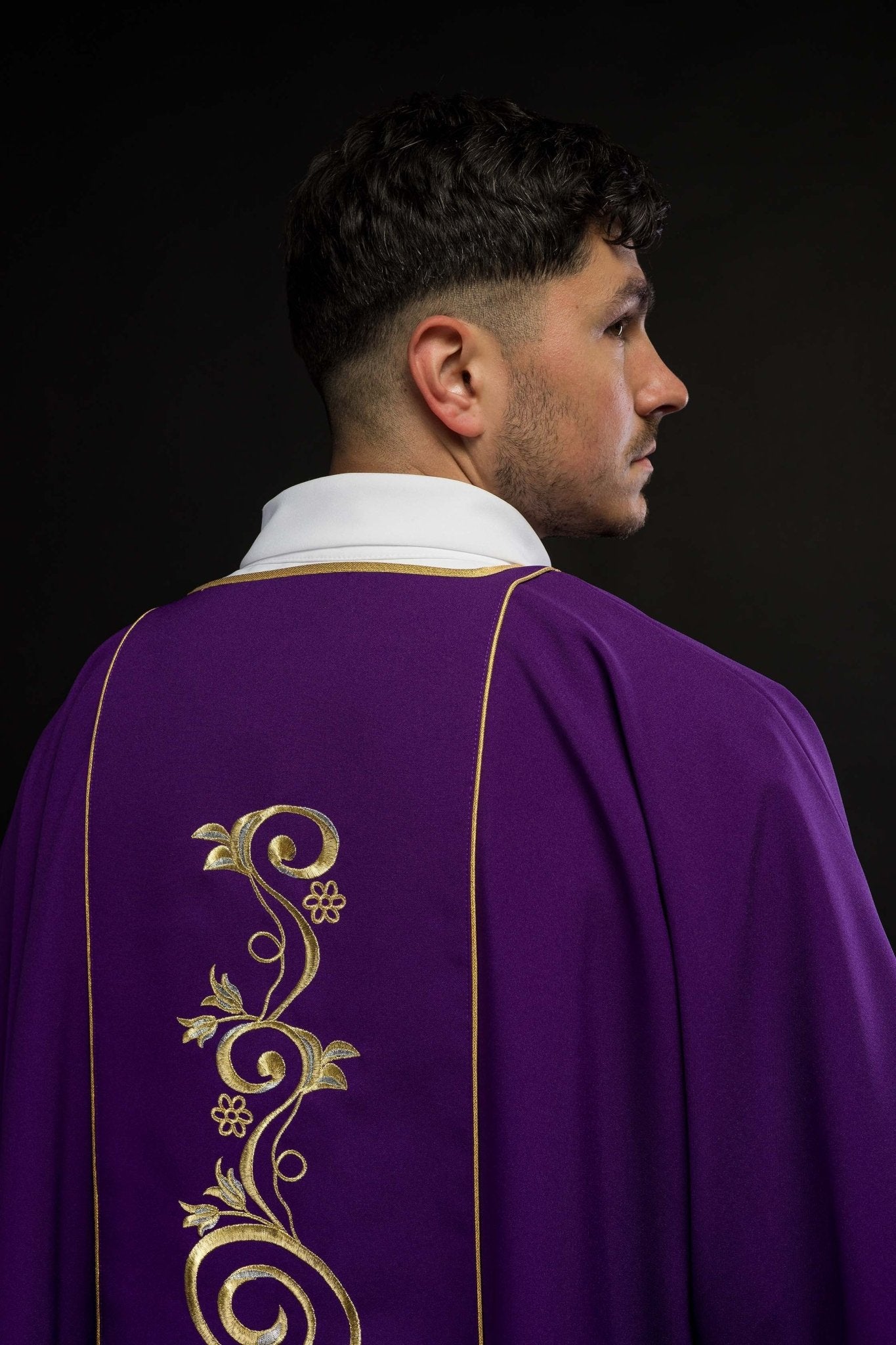 Dalmatique violette avec une bande brodée IHS KDL/031/03/01/A FIOLETOWY DALMATYK - CHASUBLES.FR