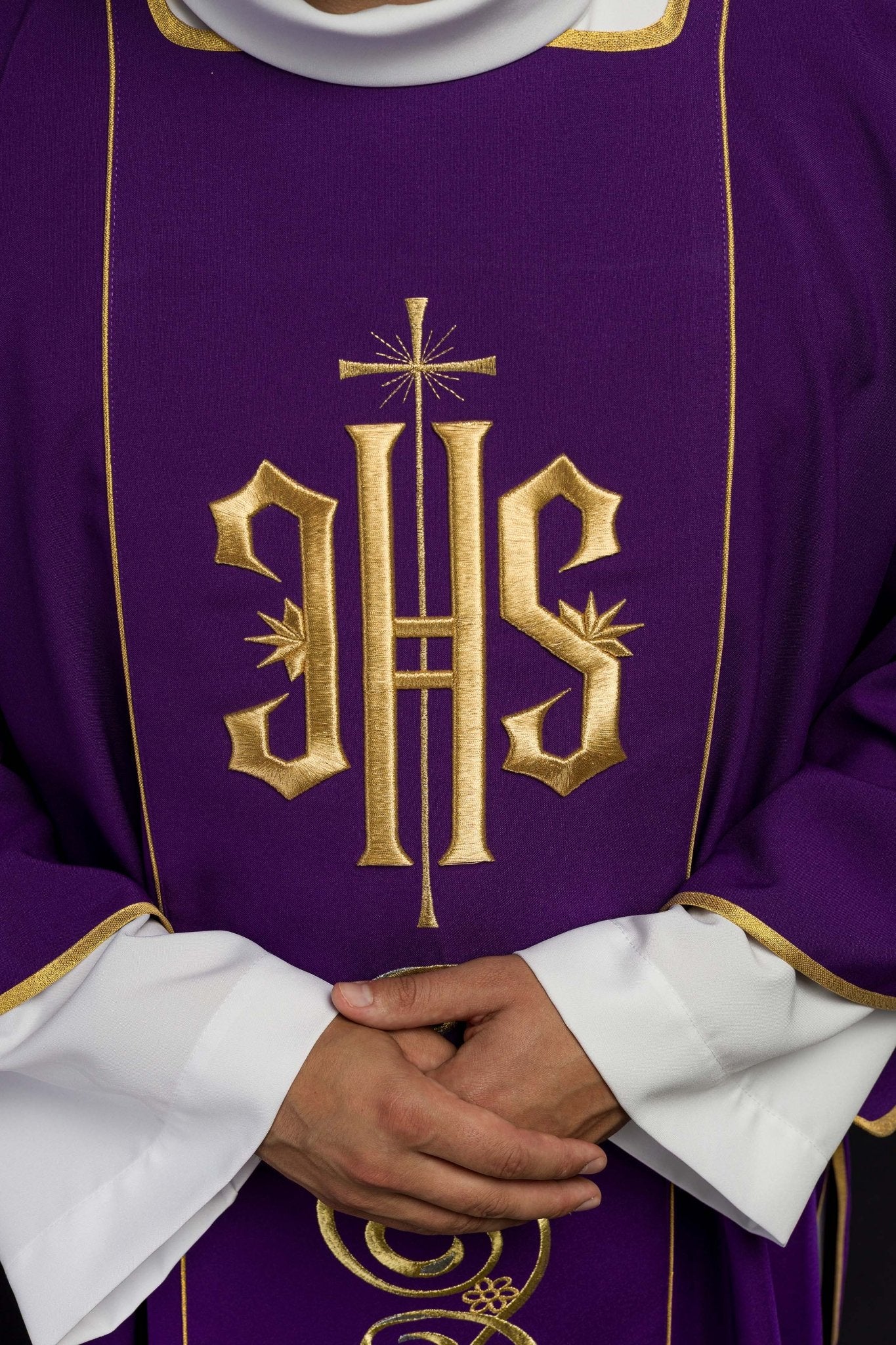 Dalmatique violette avec une bande brodée IHS KDL/031/03/01/A FIOLETOWY DALMATYK - CHASUBLES.FR