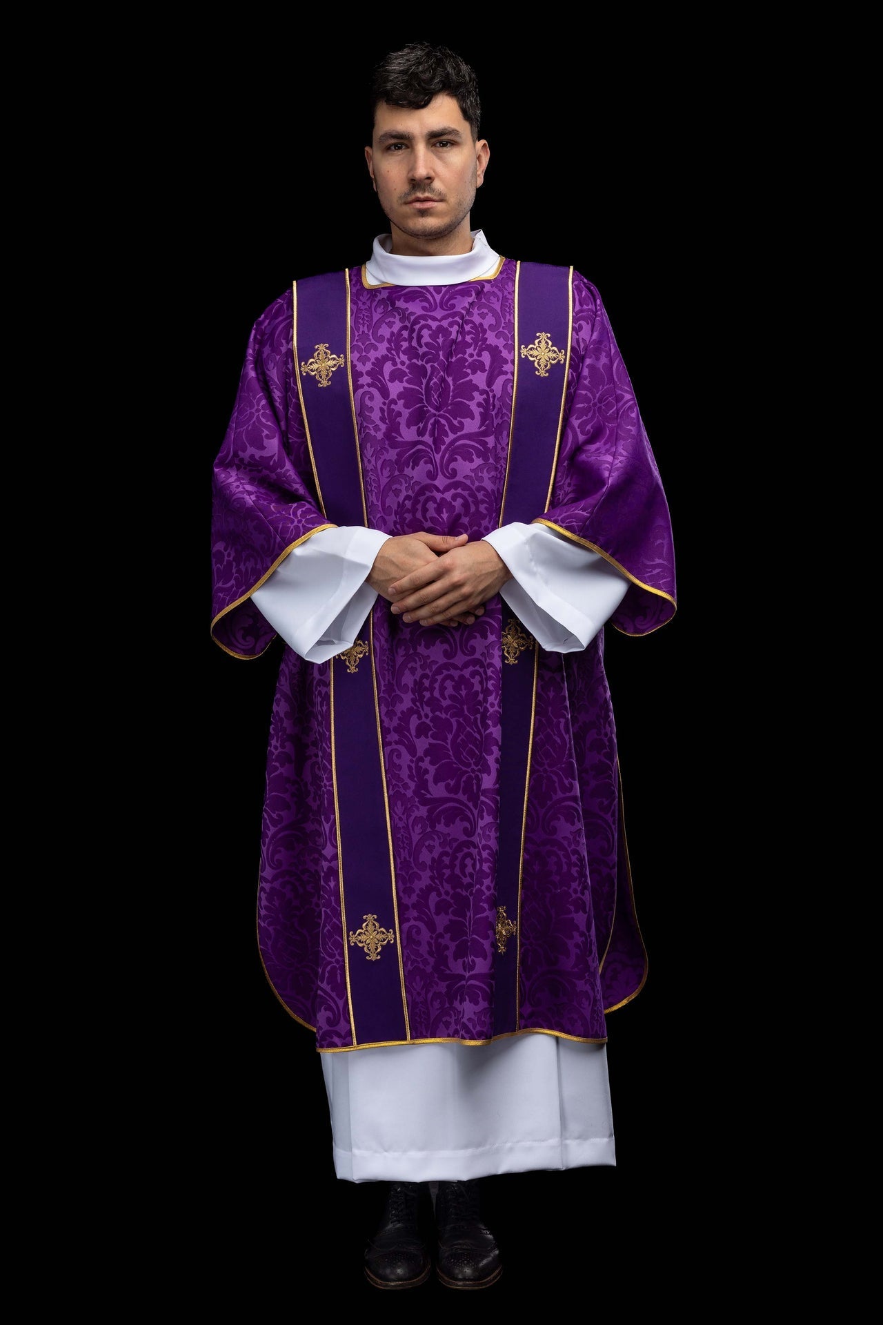 Dalmatique violette en jacquard avec bandes et croix dorées brodées KDL/284/03/81/B - CHASUBLES.FR