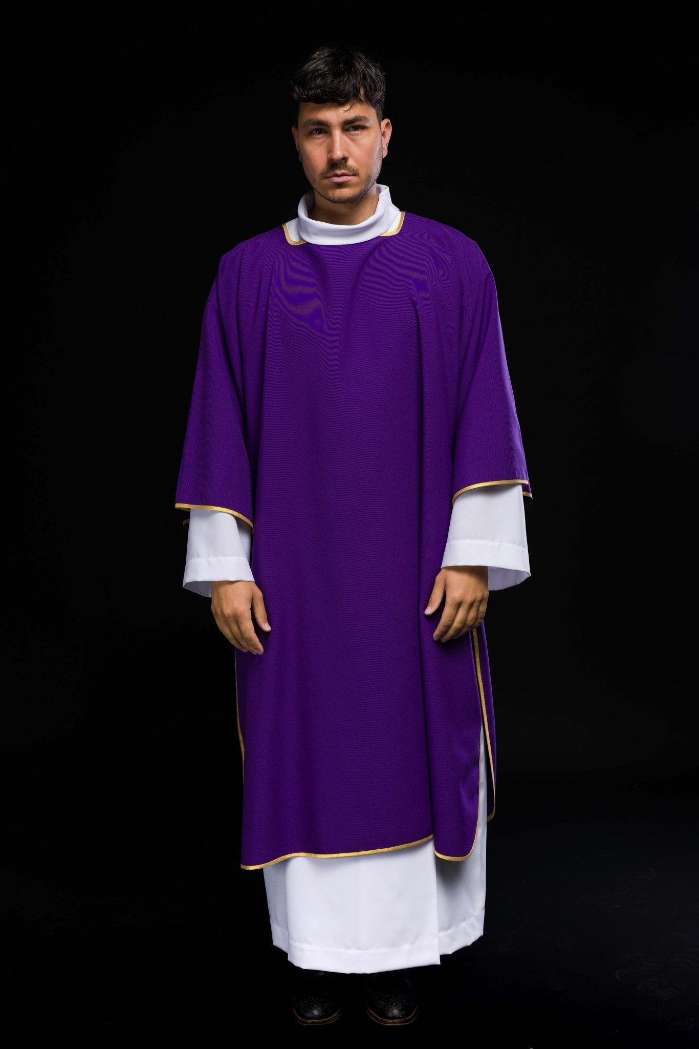 Dalmatique violette unie avec galon doré KDL/1002/03/12/D - CHASUBLES.FR