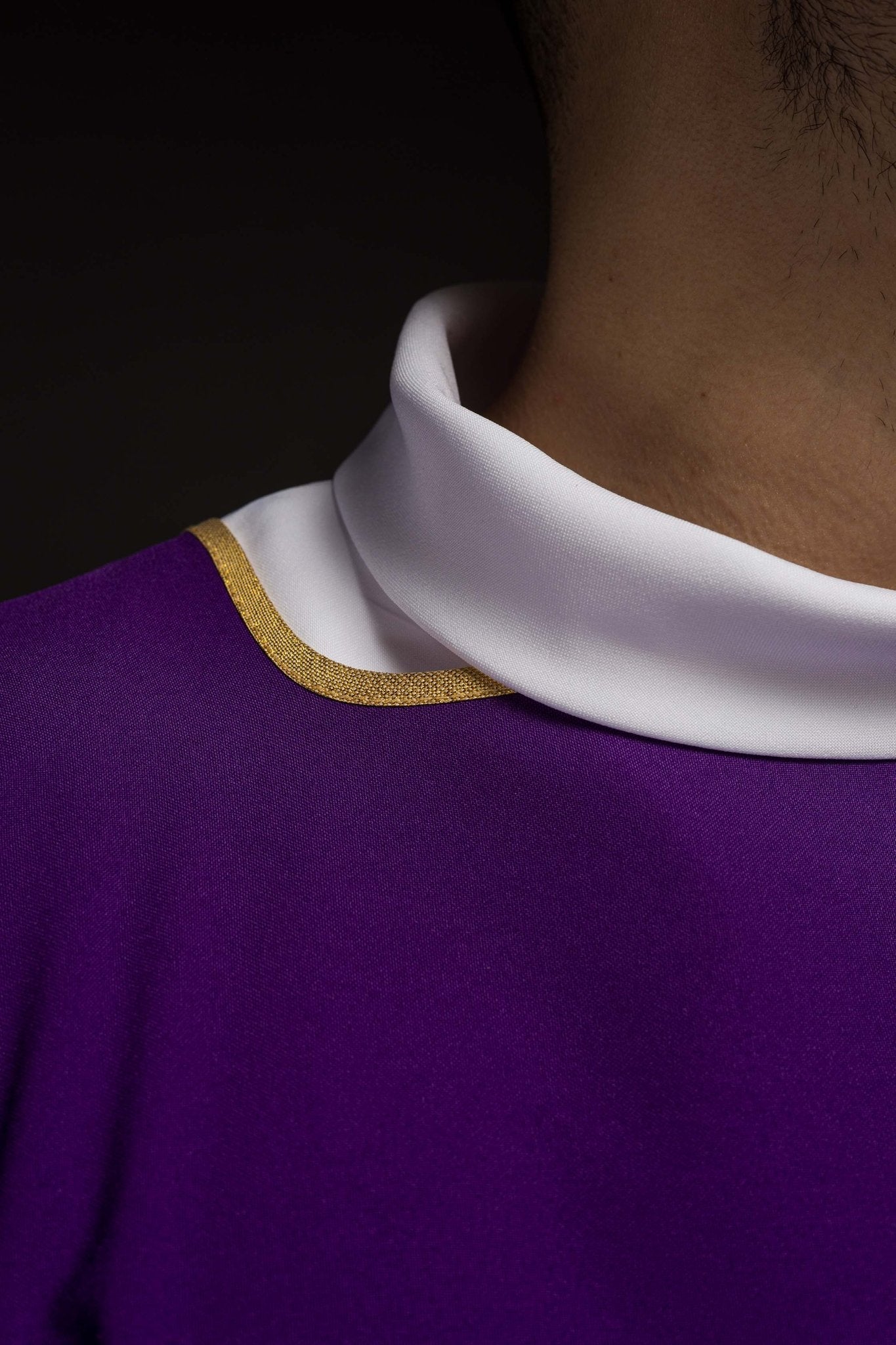 Dalmatique violette unie avec galon doré KDL/1002/03/12/D - CHASUBLES.FR