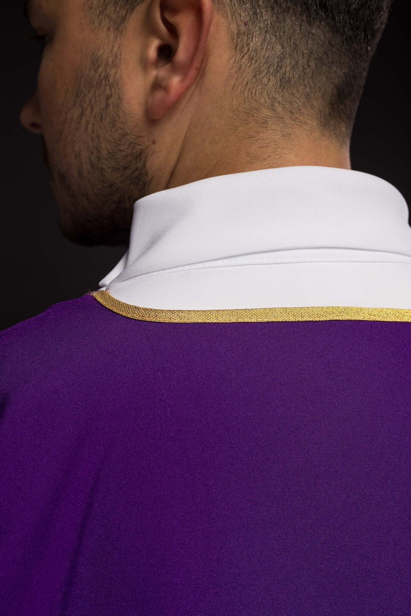 Dalmatique violette unie avec galon doré KDL/1002/03/12/D - CHASUBLES.FR