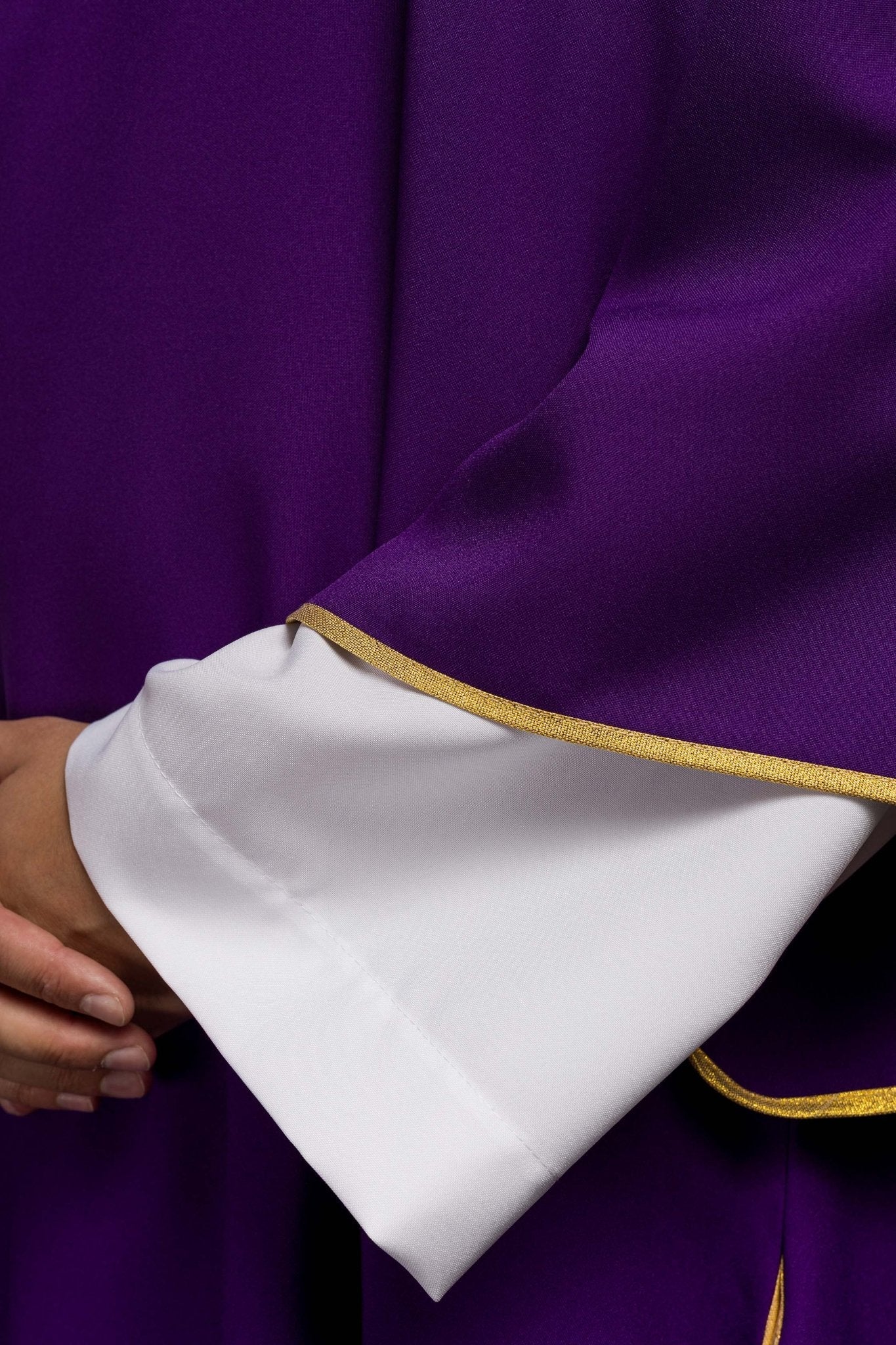 Dalmatique violette unie avec galon doré KDL/1002/03/12/D - CHASUBLES.FR