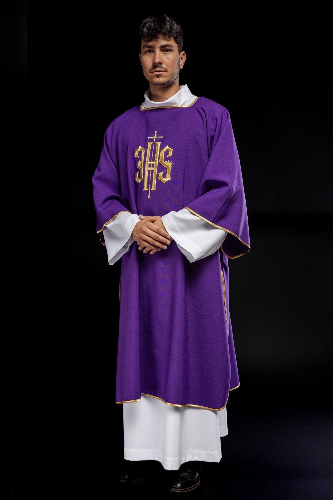 Dalmatiques violettes avec IHS brodé d'or KDL/215/03/12/D - CHASUBLES.FR