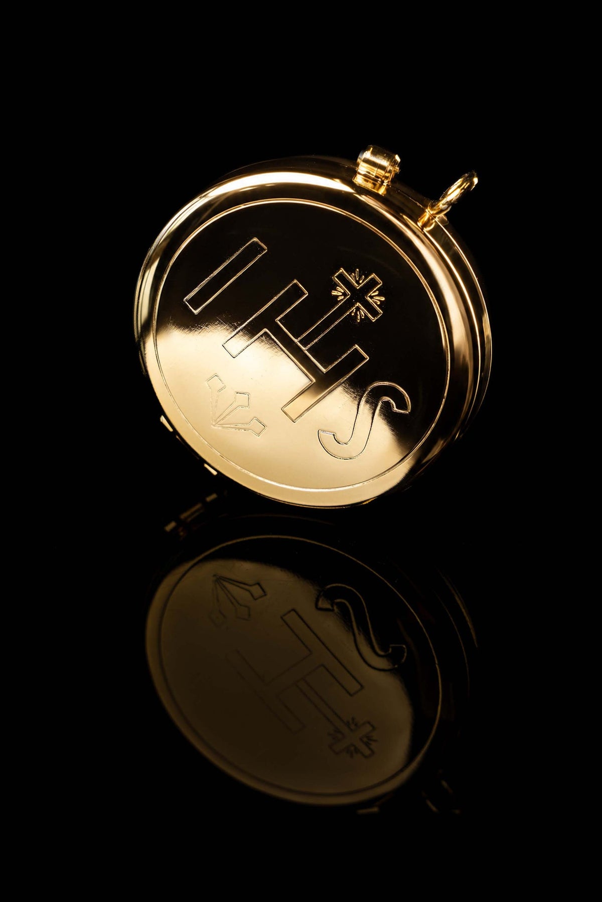 Ciboire plaqué or avec gravure IHS, 5,4 cm vu de dessus, avec croix et motifs gravés