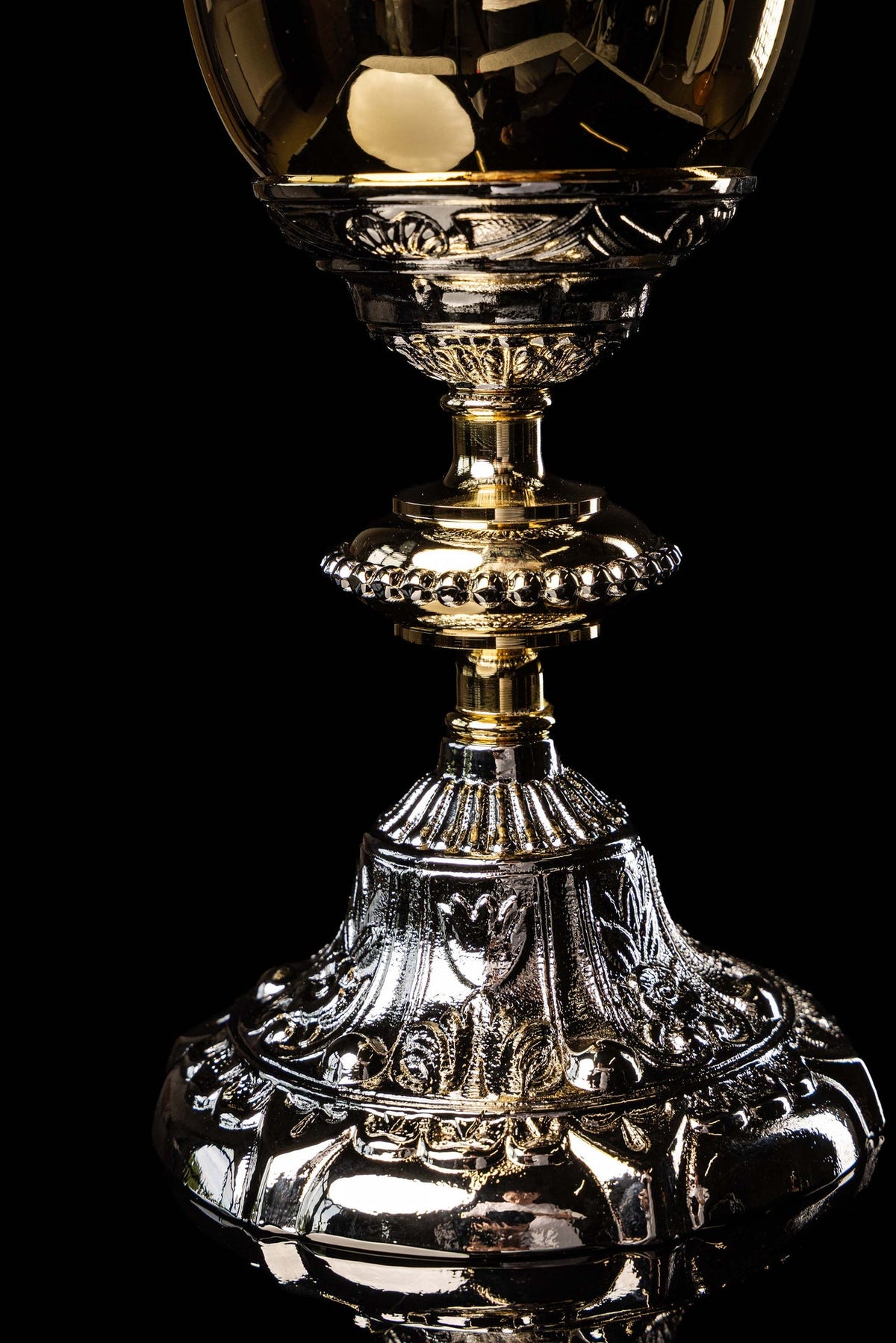 Calice baroque doré et argenté, détail rapproché du pied et de la tige décorés