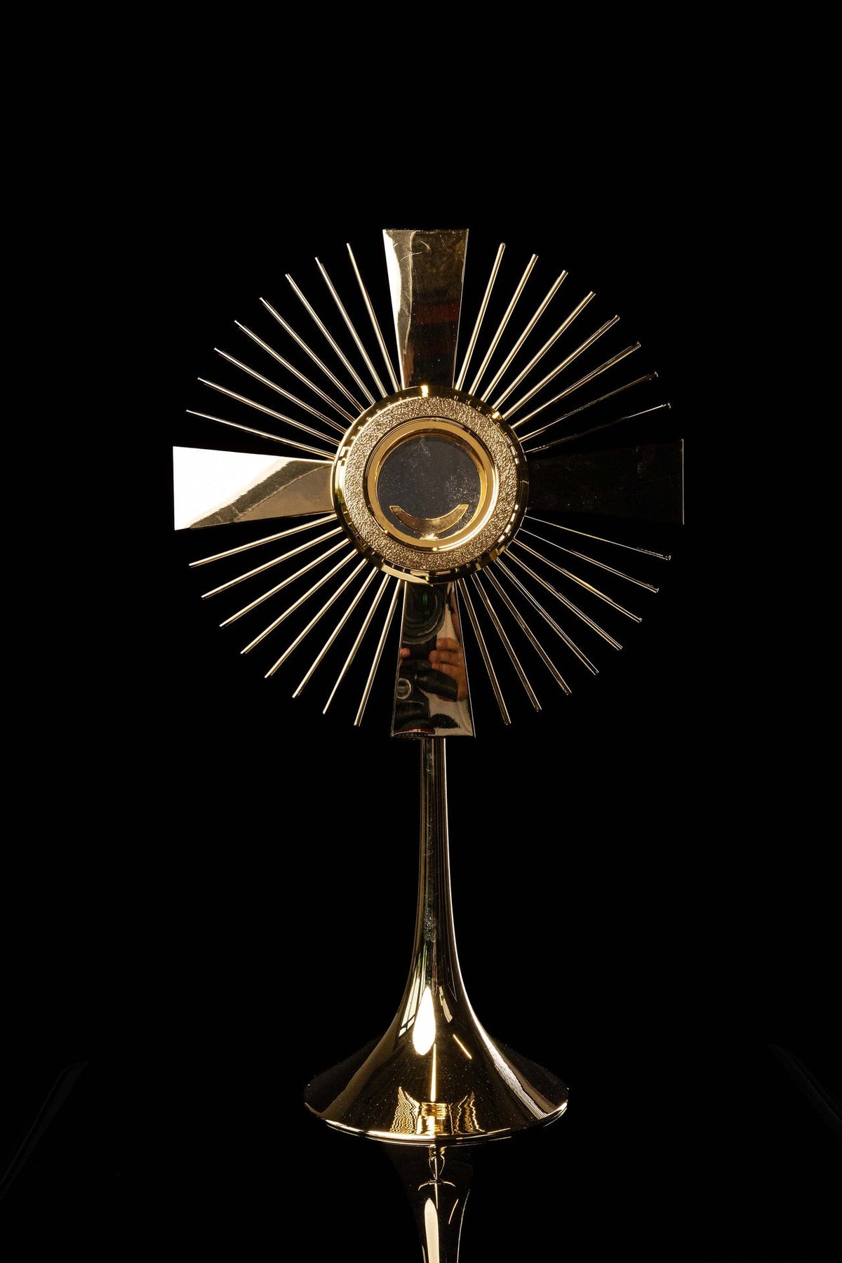 Ostensoir en laiton plaqué or avec motif de croix, 59 cm, vue de face