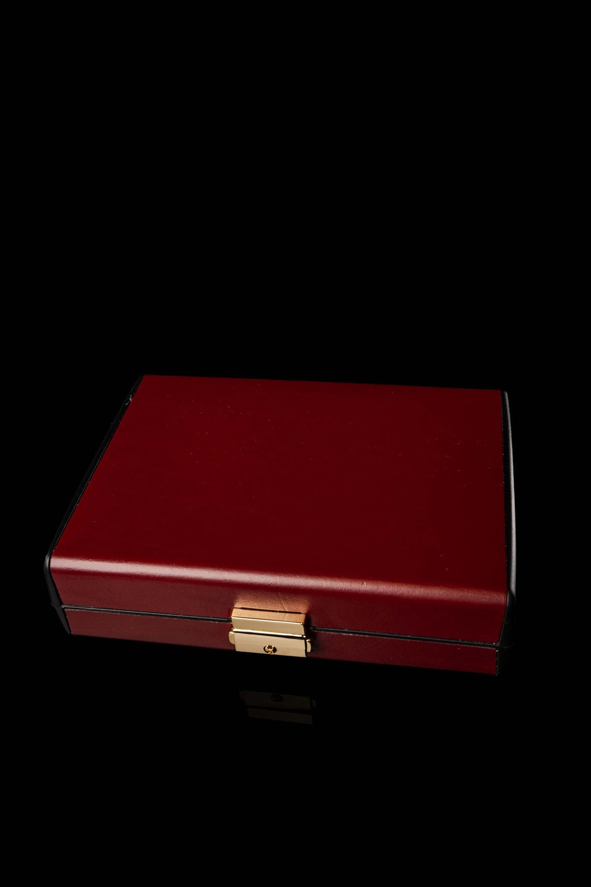 Valise liturgique rouge fermée, vue de dessus avec serrure dorée