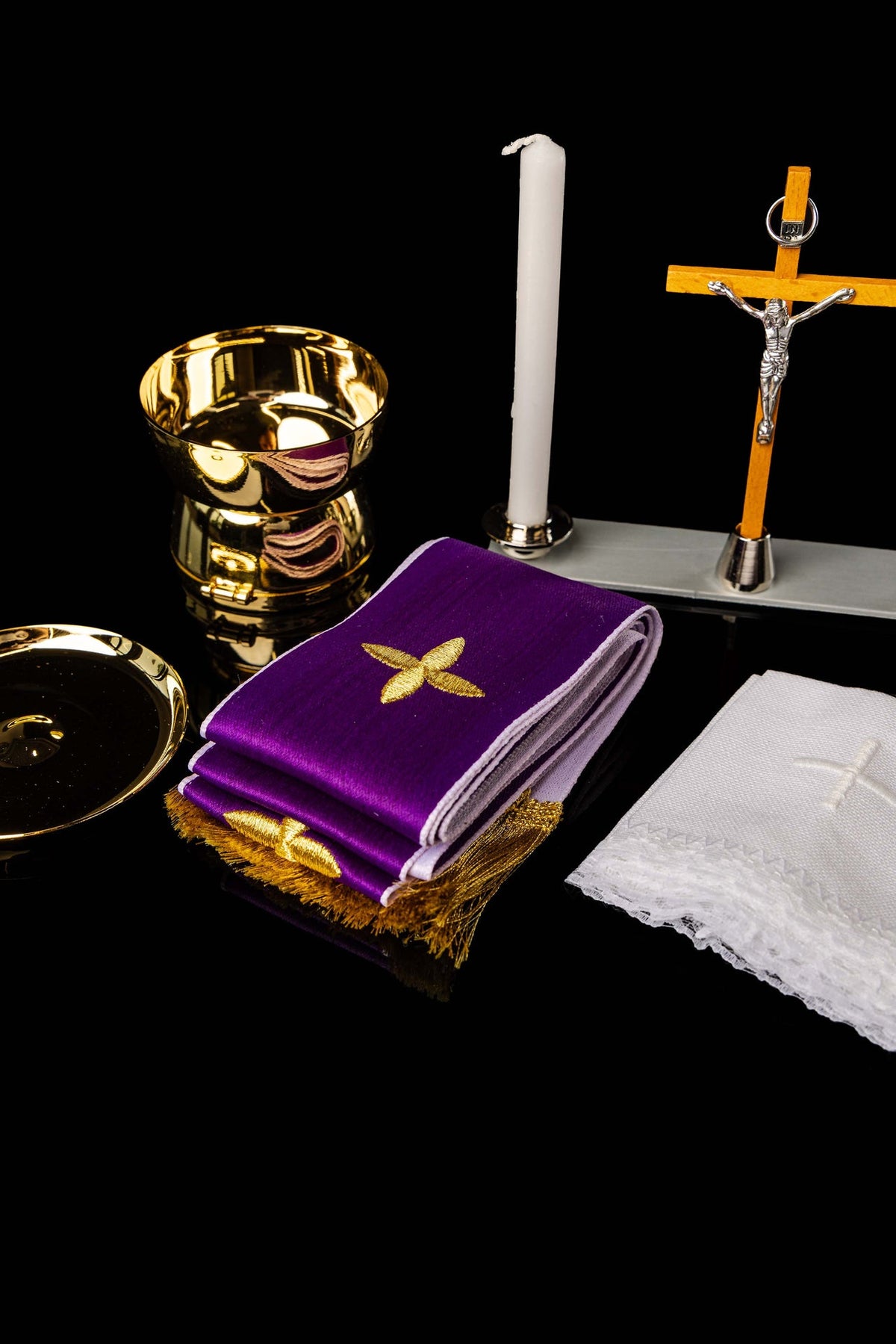 Valise liturgique, accessoires déployés avec linge violet brodé et crucifix